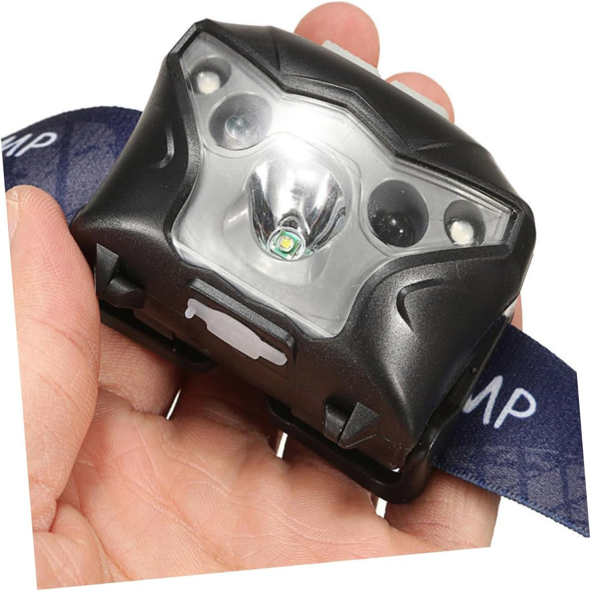 Schwarze Stirnlampe auf einer Hand. Die Stirnlampe hat mehrere Lichter und ein blaues Band.