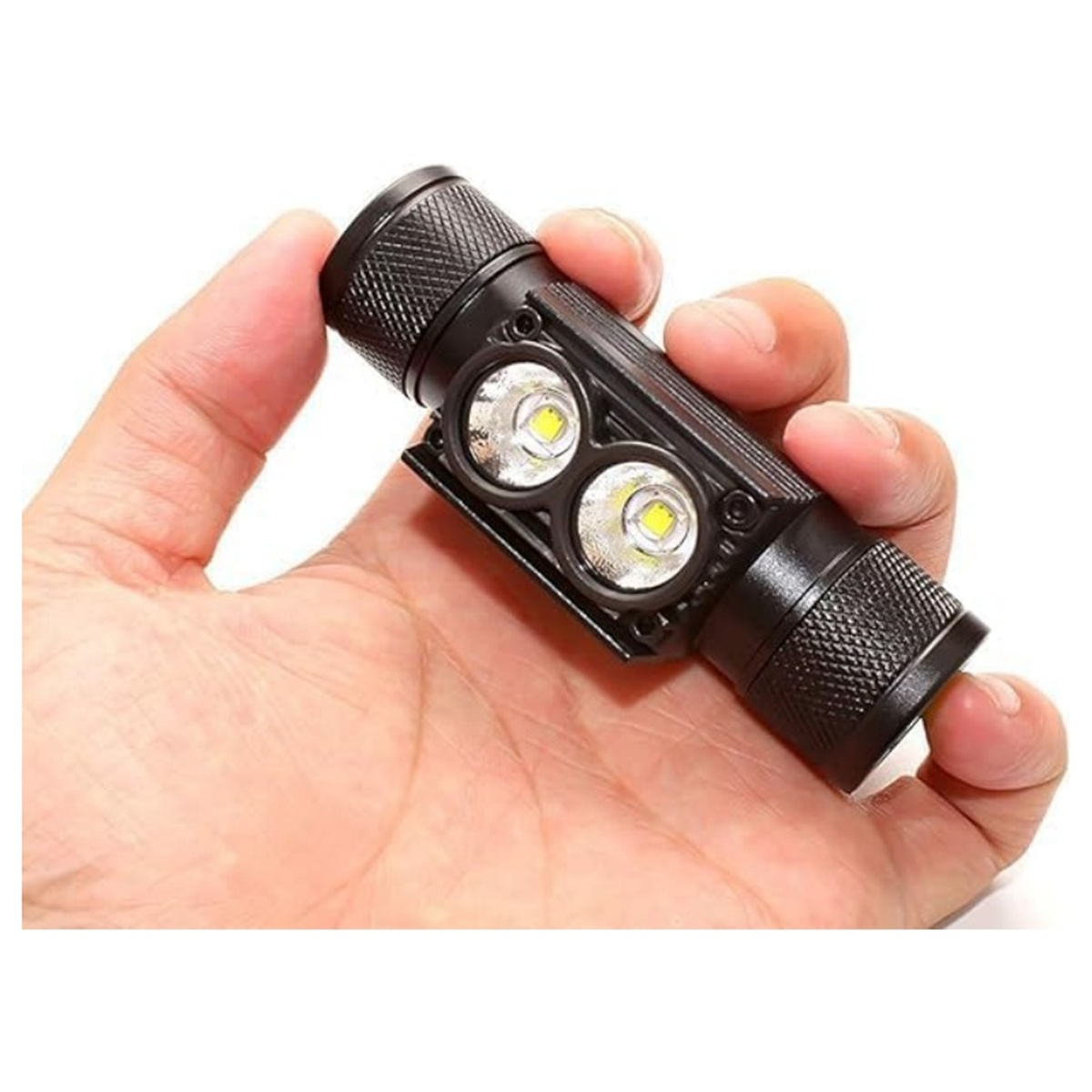 Hand einer Person, die eine schwarze Taschenlampe mit zwei hellen Lichtern hält.