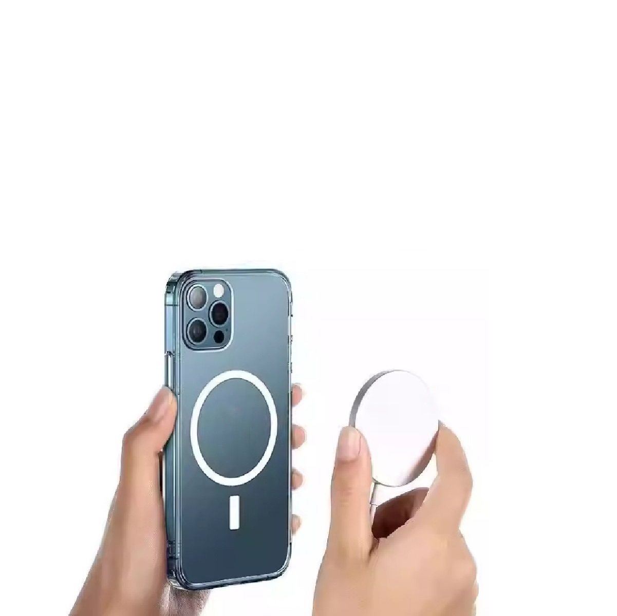 Eine Hand hält eine transparente Handyhülle mit Telefon und ein weißes, rundes Ladegerät.