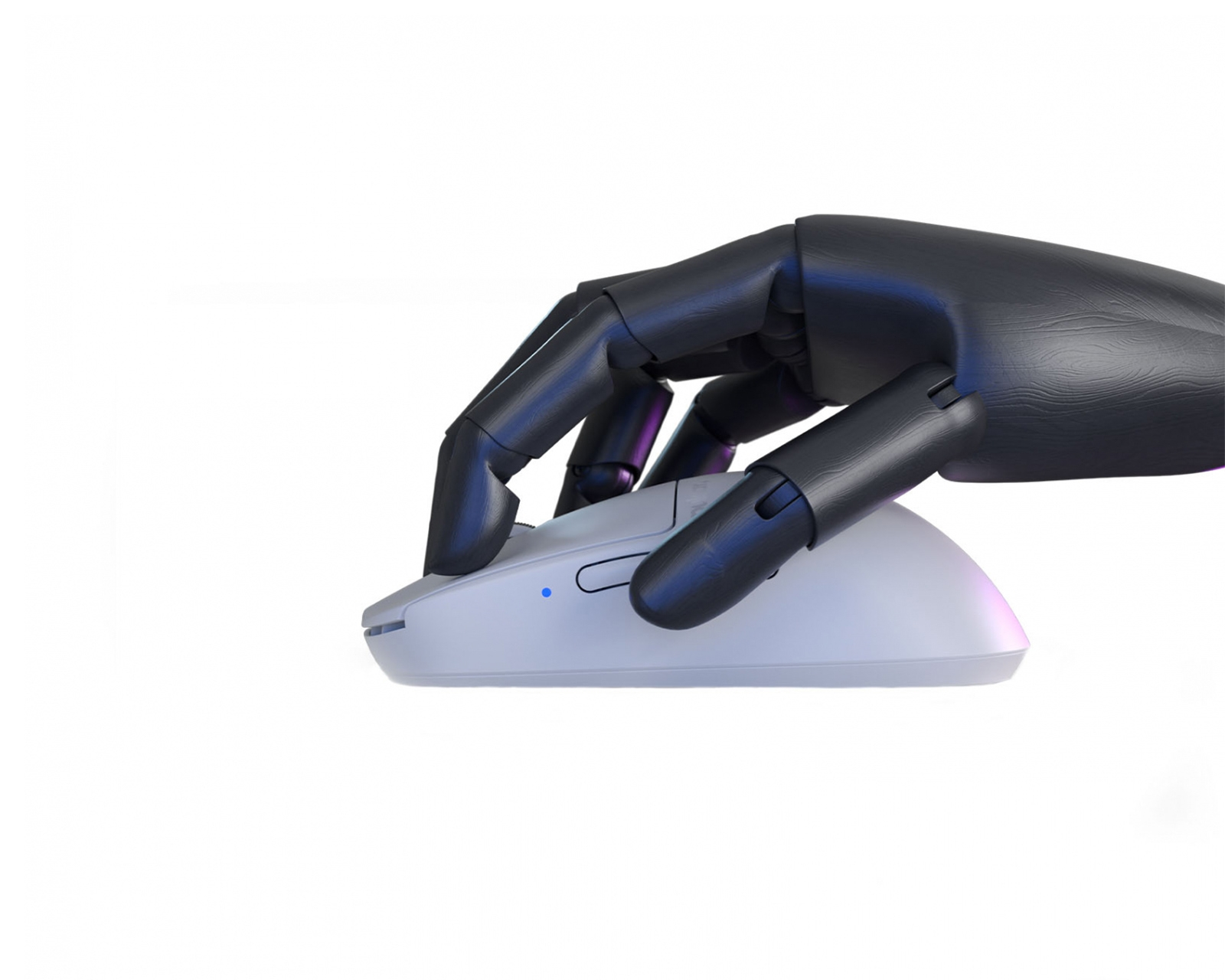 Eine roboterhafte schwarze Hand, die eine weiße Maus benutzt. Isoliert auf weißem Hintergrund.