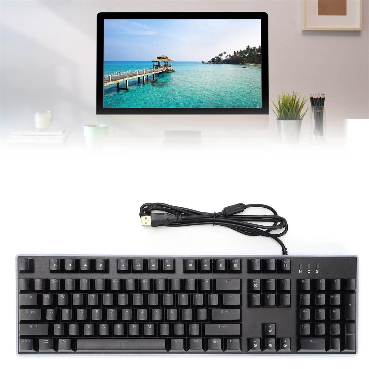 Eine schwarze Tastatur liegt auf einem Tisch. Dahinter ist ein Computermonitor mit einer tropischen Szene zu sehen.