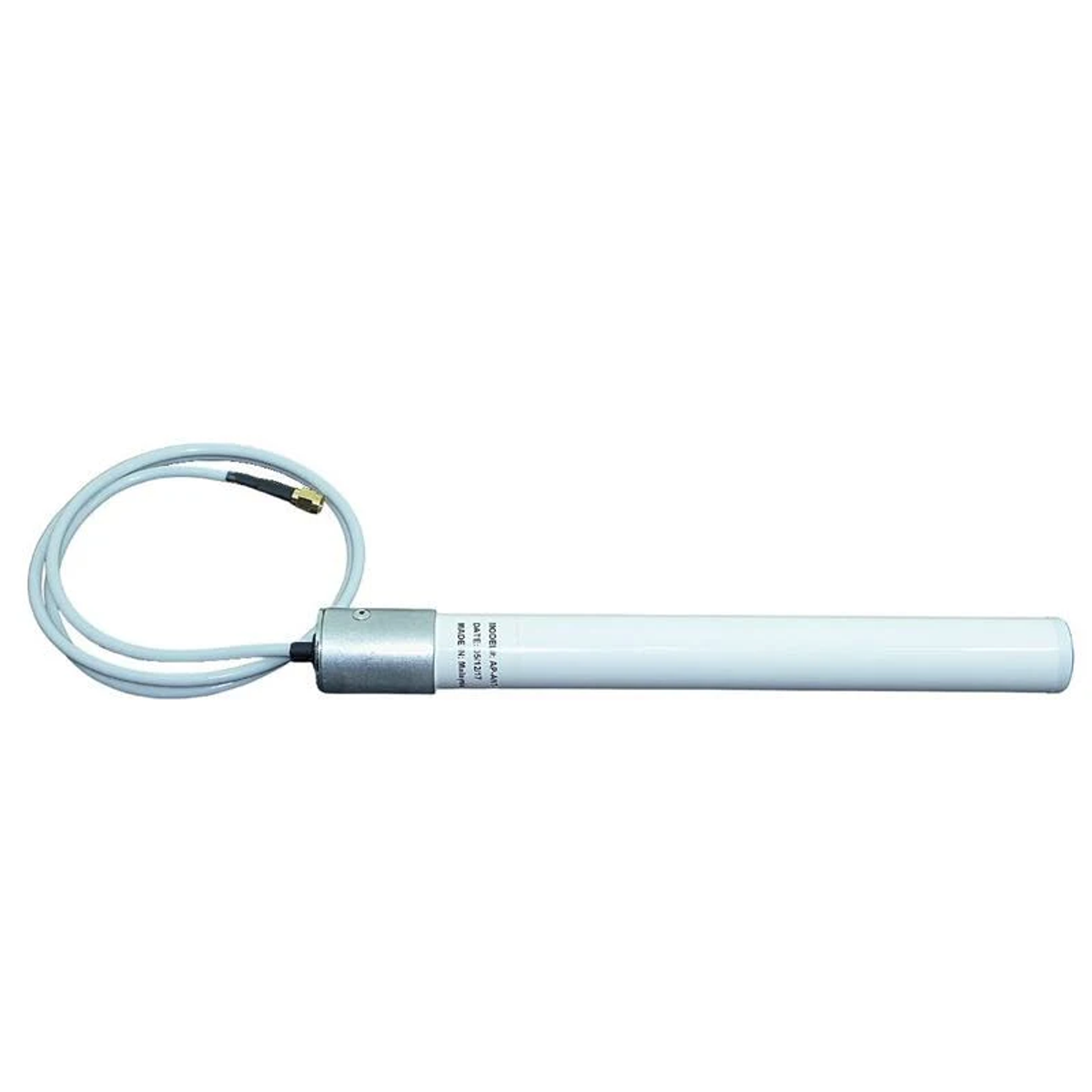 Eine weiße Antenne mit grauem Kabel und Stecker, vor schlicht weißem Hintergrund.
