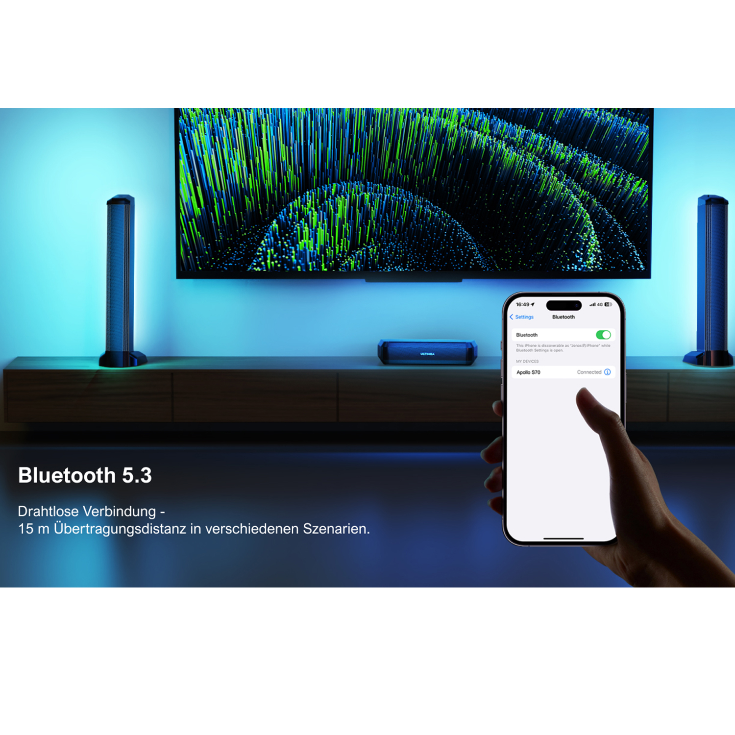 Ein Smartphone zeigt Bluetooth-Einstellungen. Zwei Lautsprecher und ein Fernseher im Hintergrund.