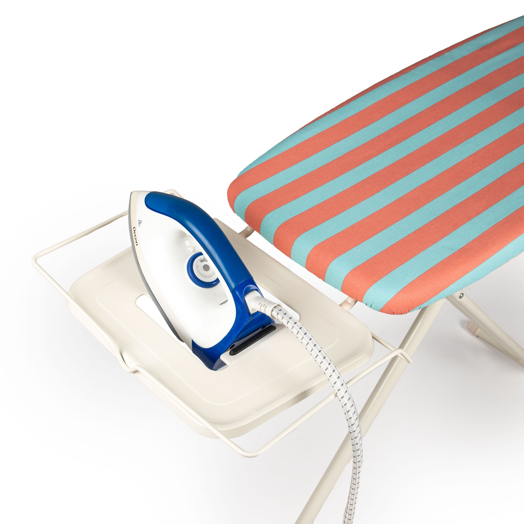 Una plancha y una tabla de planchar. La tabla tiene un patrón de rayas. La plancha es azul y blanca.