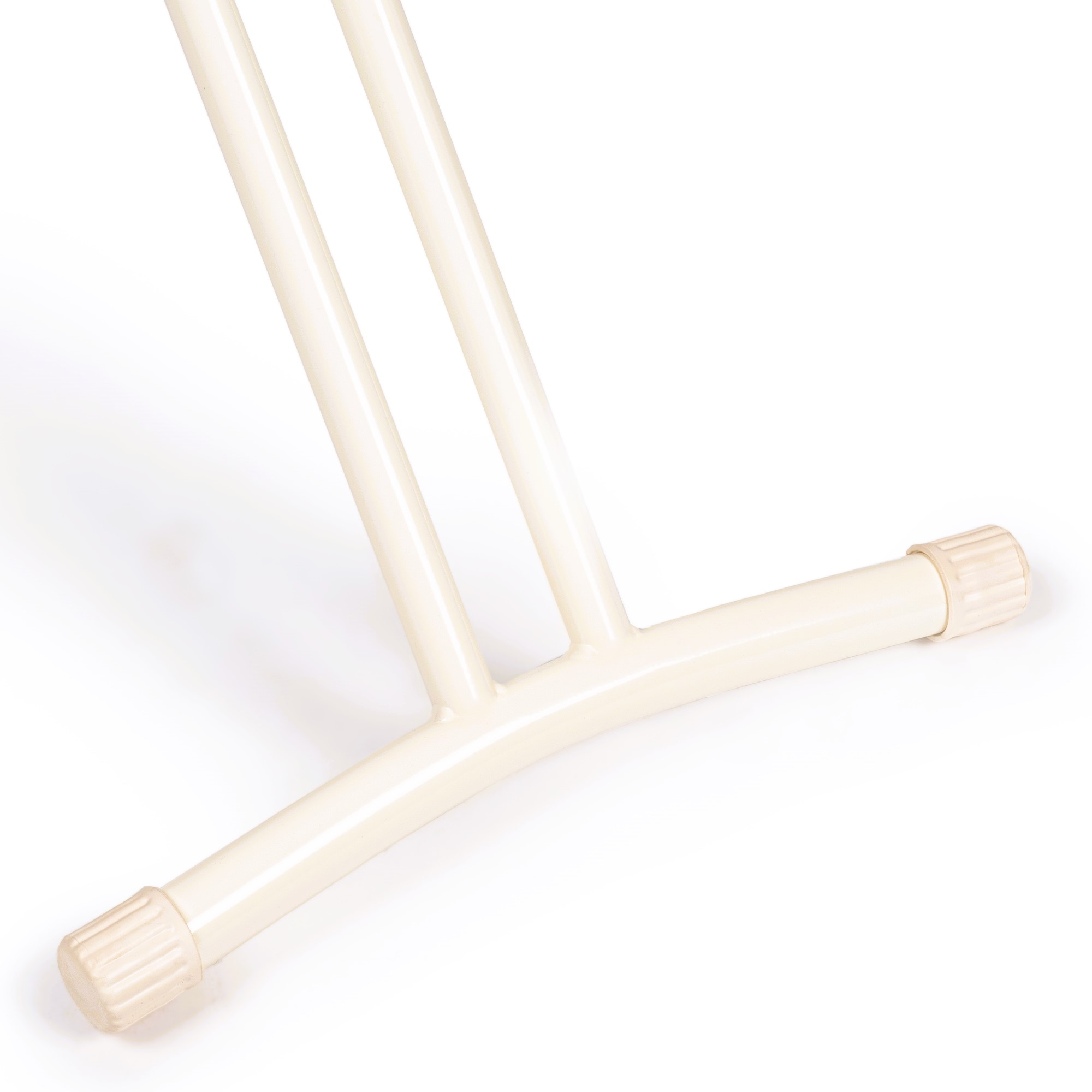 Primer plano de las patas beige claro de una tabla de planchar.