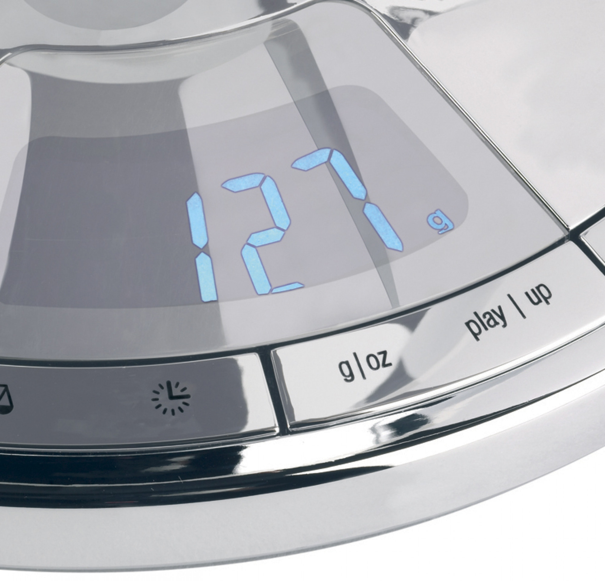 Primo piano di una bilancia digitale con display che mostra 127 g e pulsanti.