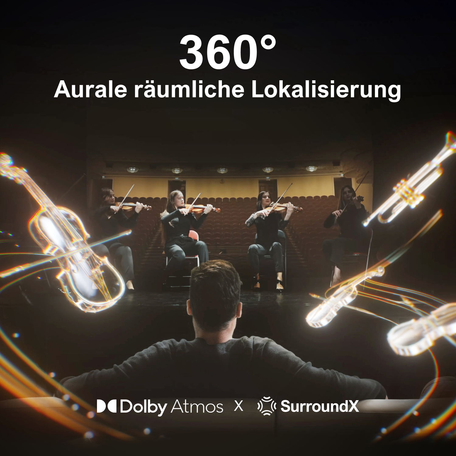 Ein Mann im Theater hört einem Surround-Sound-System mit Geigen und Trompete zu.