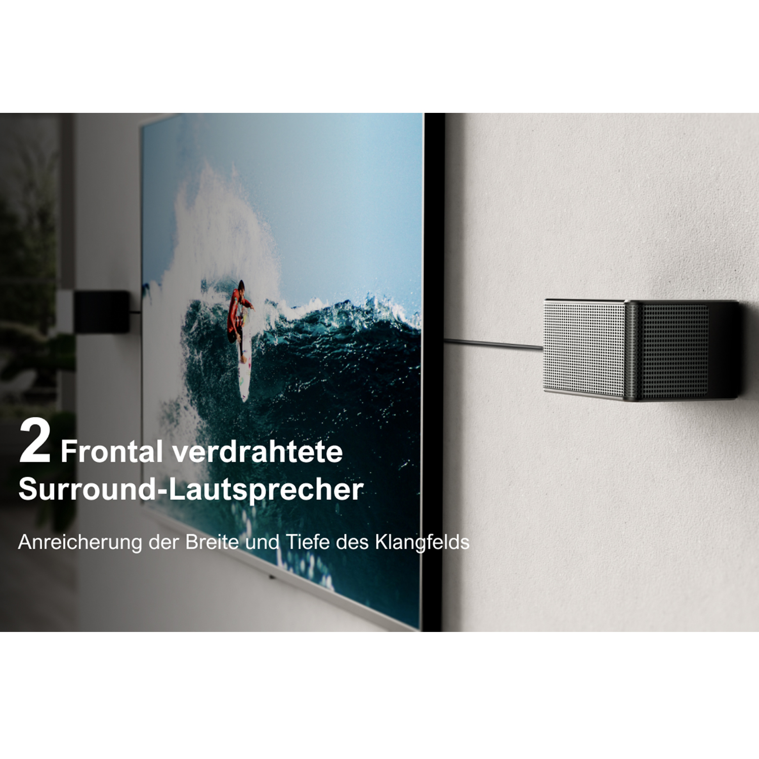Zwei Surround-Sound-Lautsprecher sind an einer Wand. Ein großer Fernseher ist im Hintergrund an der Wand montiert.