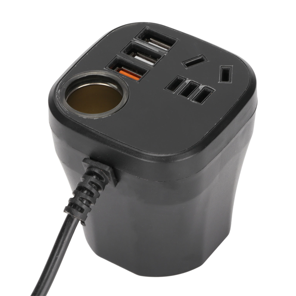 Ein schwarzer Adapter mit USB-Anschlüssen und Zigarettenanzünder, mit einem schwarzen Kabel.