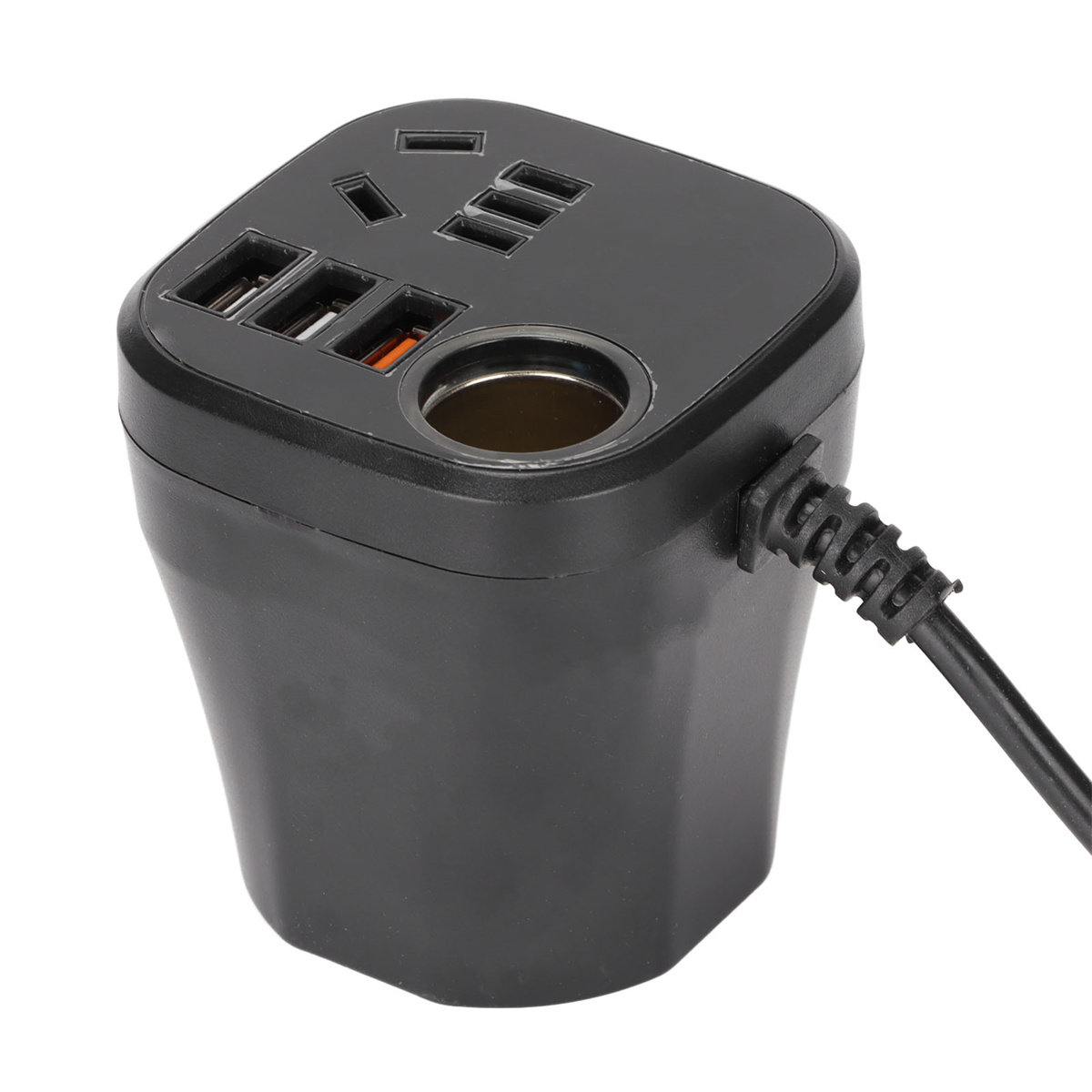 Schwarzer Adapter mit mehreren USB-Anschlüssen, einer Steckdose und einem Autoladeanschluss. Schwarzes Kabel.