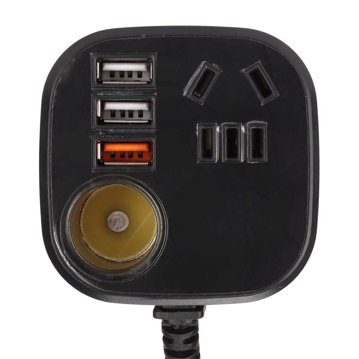 Ein schwarzer Stromadapter mit USB-Anschlüssen, Steckdosen und einem Zigarettenanzünderstecker.