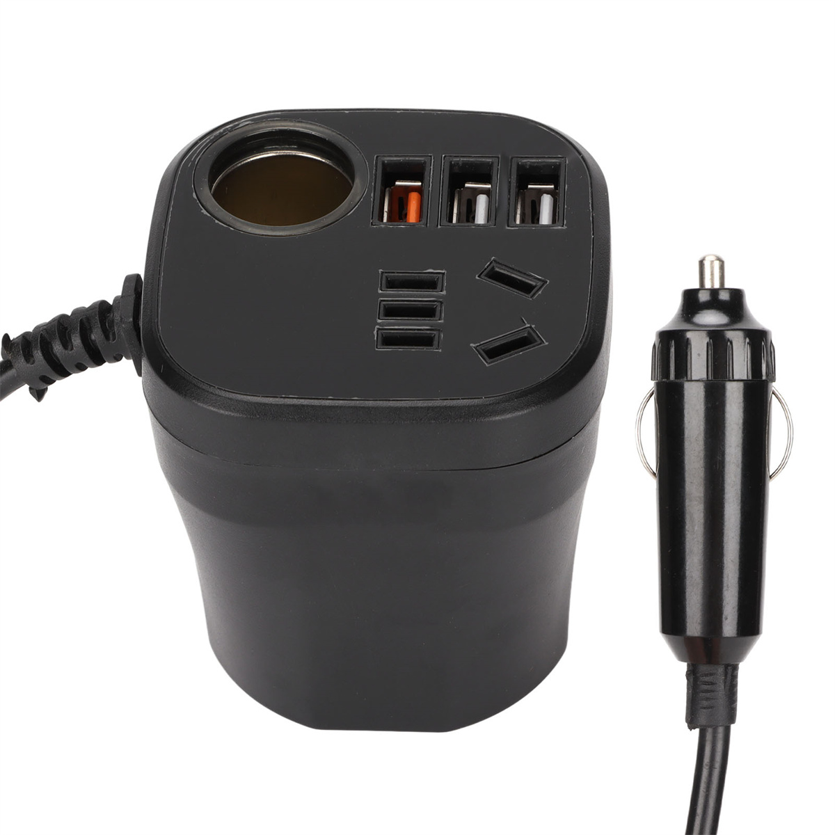 Ein schwarzer Auto-Adapter mit USB-Anschlüssen und einem Zigarettenanzünder-Stecker, vor weißem Hintergrund.
