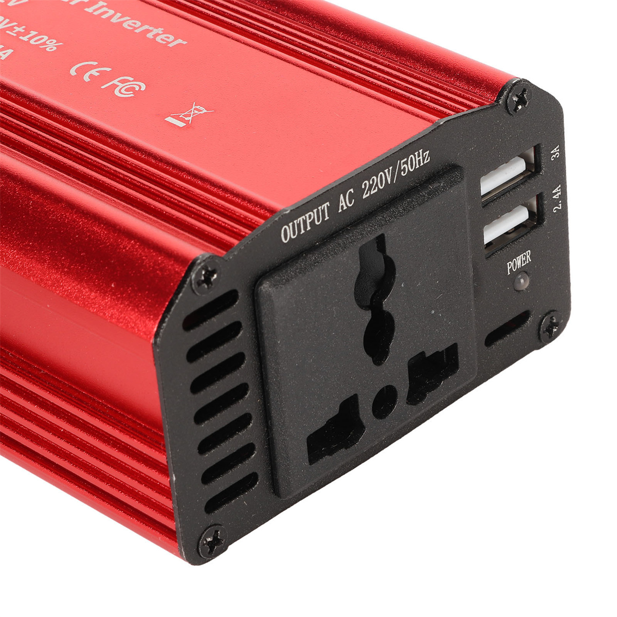 Ein roter Wechselrichter mit einem schwarzen Panel mit Steckdosen und USB-Anschlüssen.