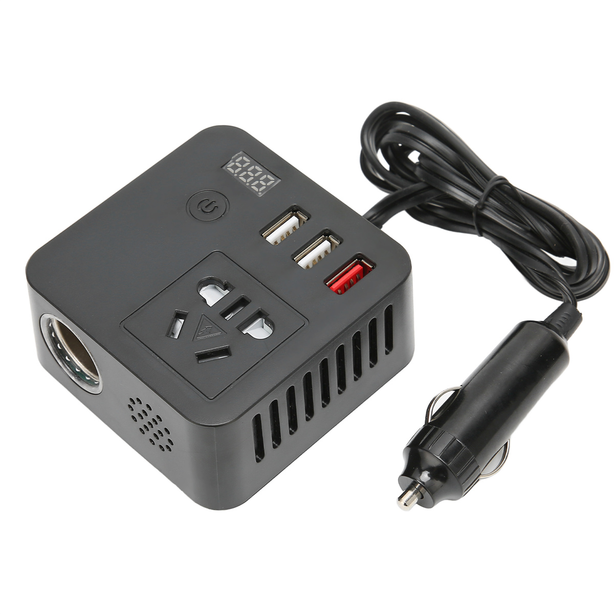 Ein schwarzer Netzadapter für ein Auto. Er hat einen Stecker, zwei USB-Anschlüsse und eine Steckdose.