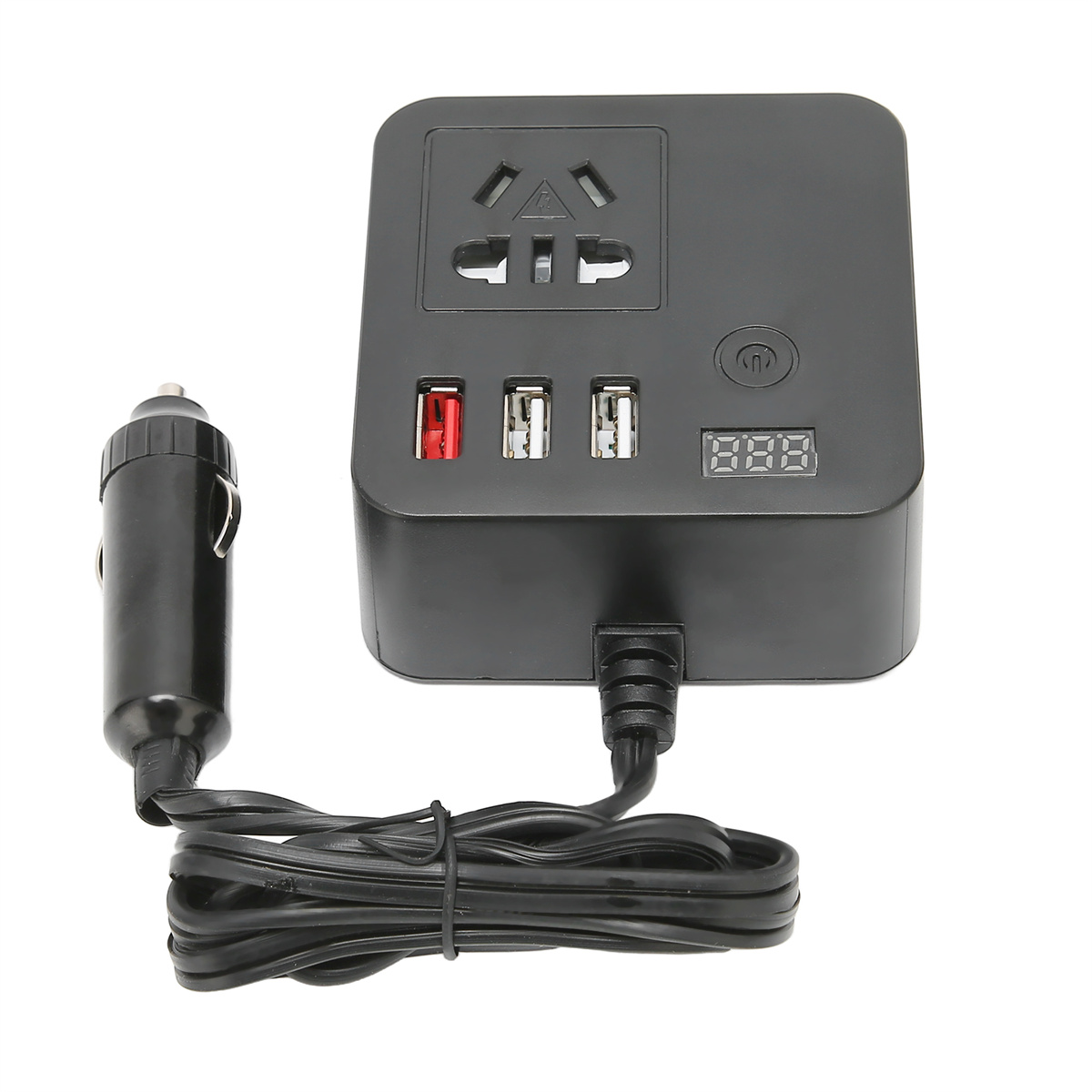 Schwarzer Kfz-Adapter mit Stecker, drei USB-Anschlüssen und Digitalanzeige.