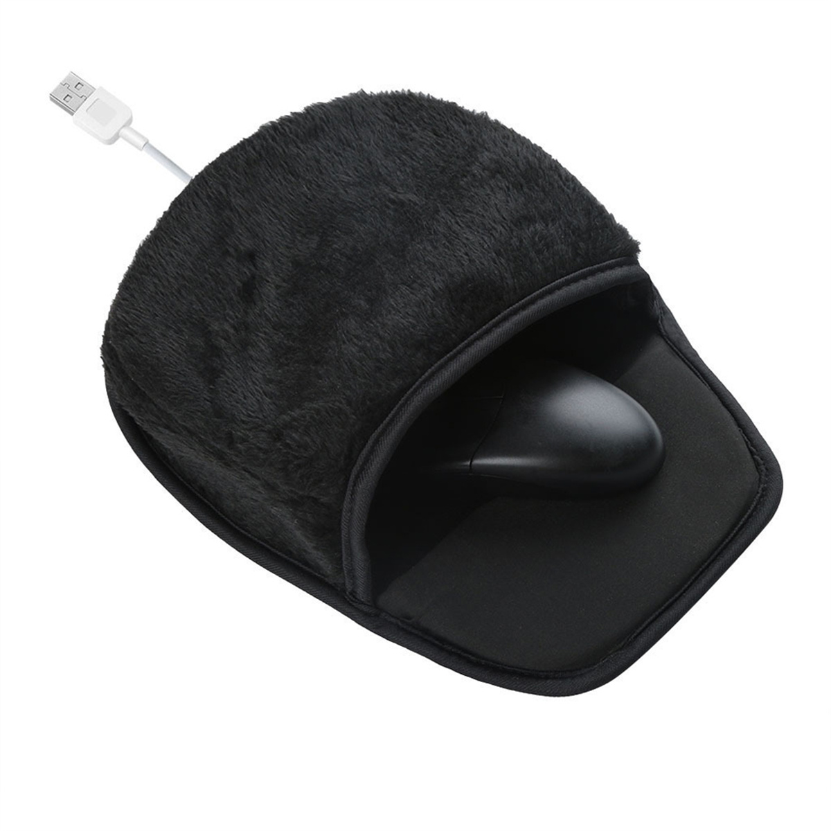 Schwarze Maus in schwarzem Plüsch-Mauspad. Weißes Kabel kommt heraus. Das Mauspad hat eine Tasche für die Maus.