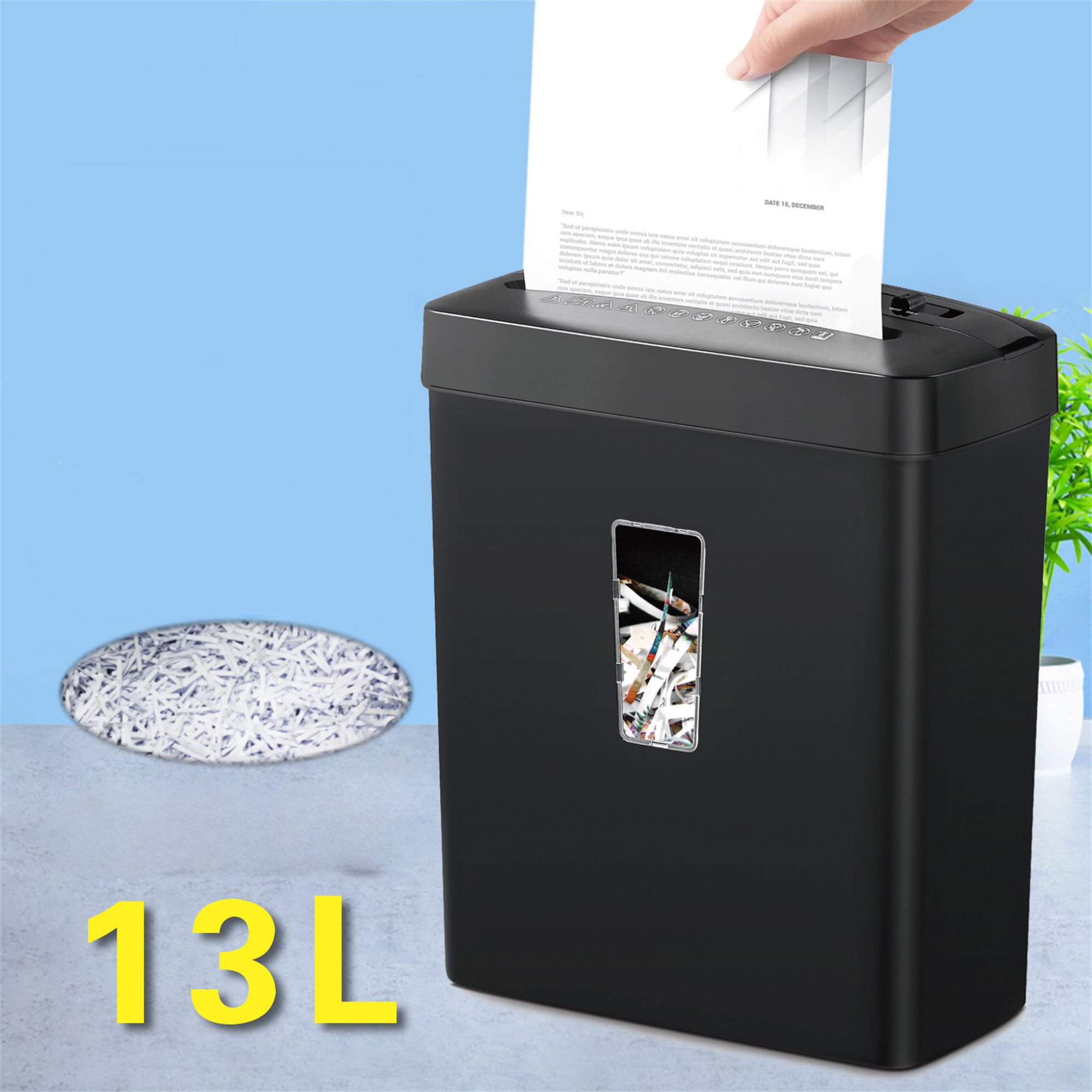 Ein schwarzer Aktenvernichter, in den Papier eingelegt wird. Zerkleinertes Papier befindet sich im Boden.