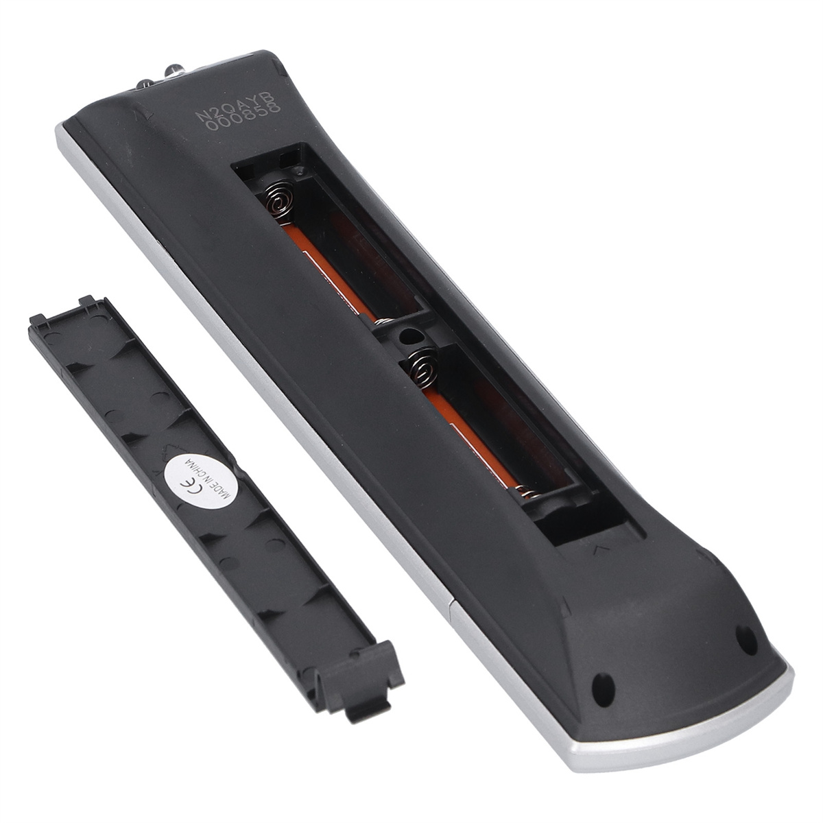 Schwarze und graue Fernbedienung mit offenem Batteriefach, abgenommener Abdeckung und Text.