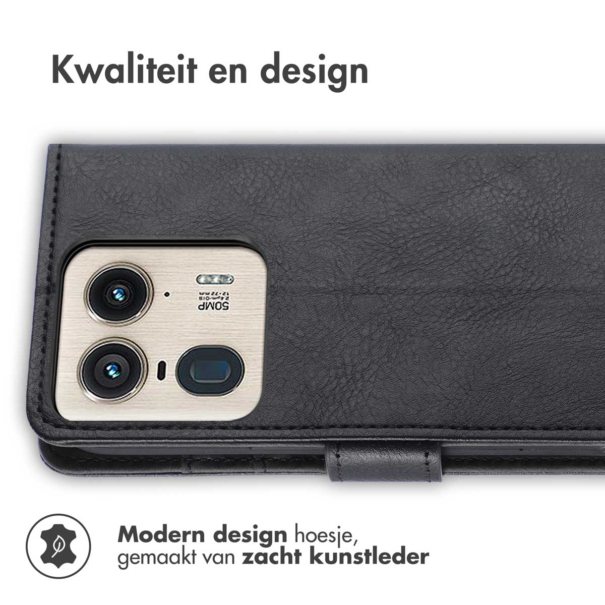 Een telefoonhoesje, zwart, met een camera-uitsparing en tekst.