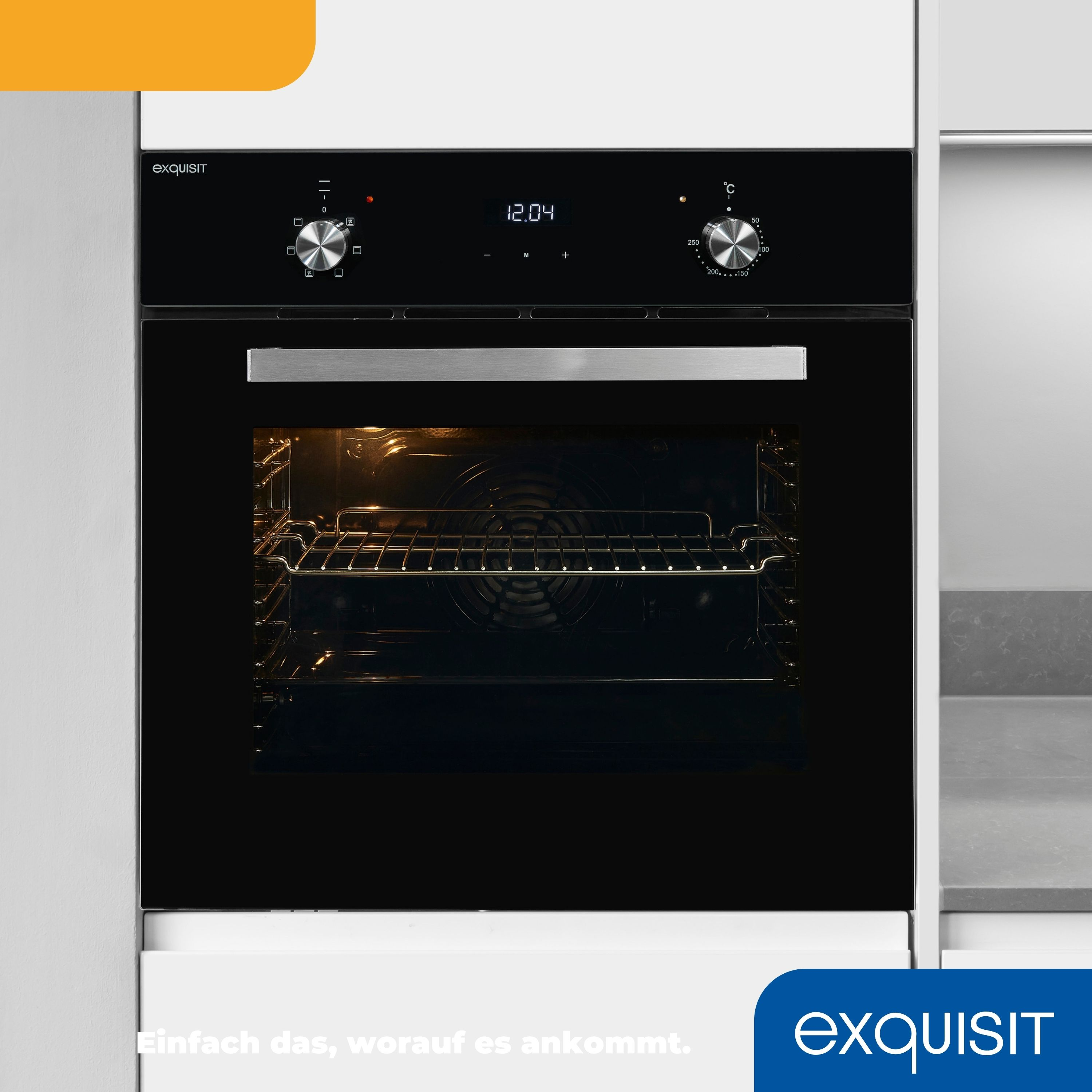 Ein schwarzer Backofen mit Glastür. Der Ofen ist eingeschaltet mit Innenbeleuchtung.
