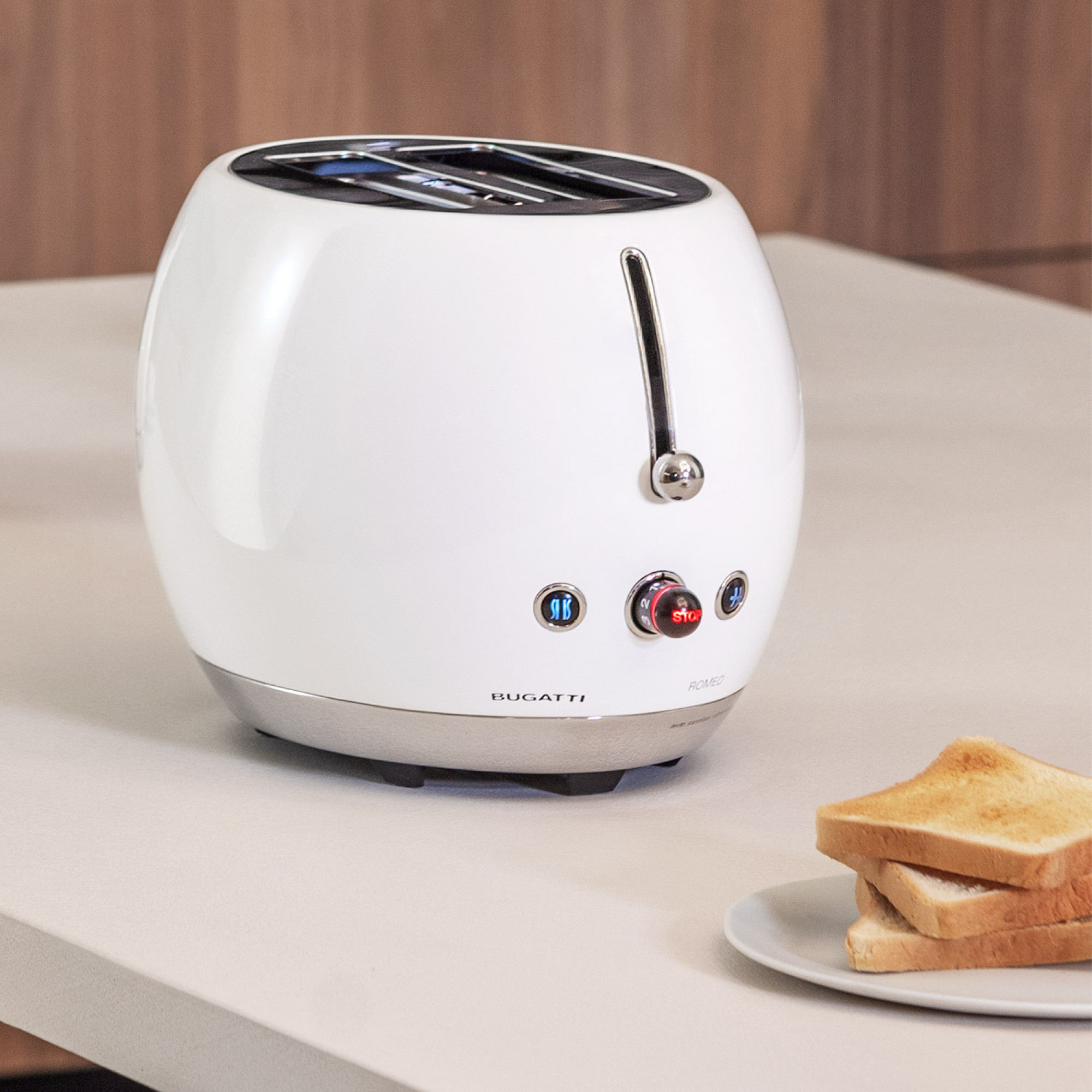 Tostapane bianco con dettagli cromati, pane tostato. Pulsanti: 'Start' e 'Stop'.