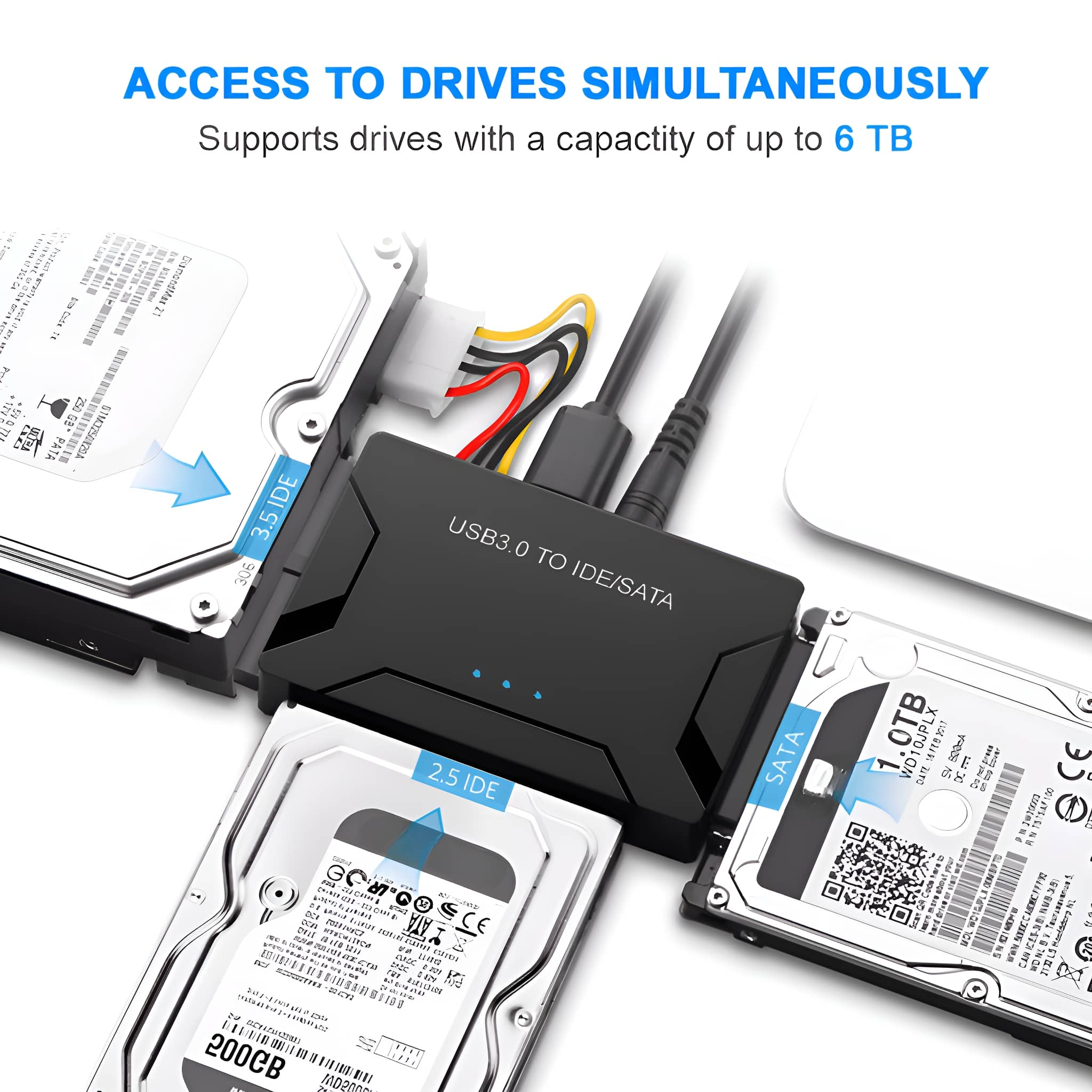 Ein Adapter, der an mehrere Festplatten angeschlossen ist, mit den Beschriftungen 3.5 IDE, 2.5 IDE und SATA.