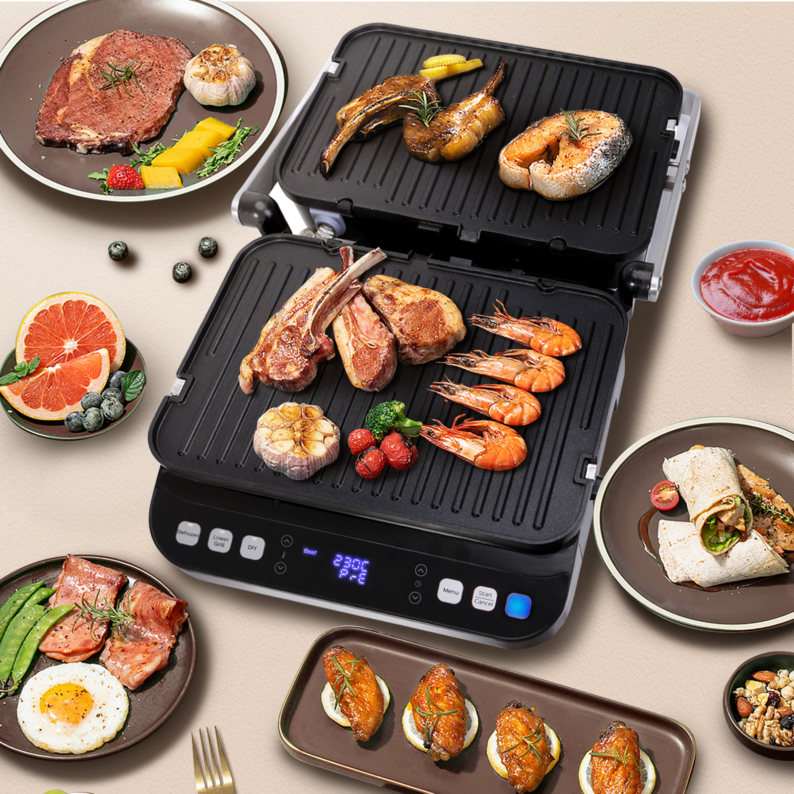 Una parrilla abierta con varios alimentos a la parrilla. Incluye filete, camarones, pescado, verduras y guarniciones.