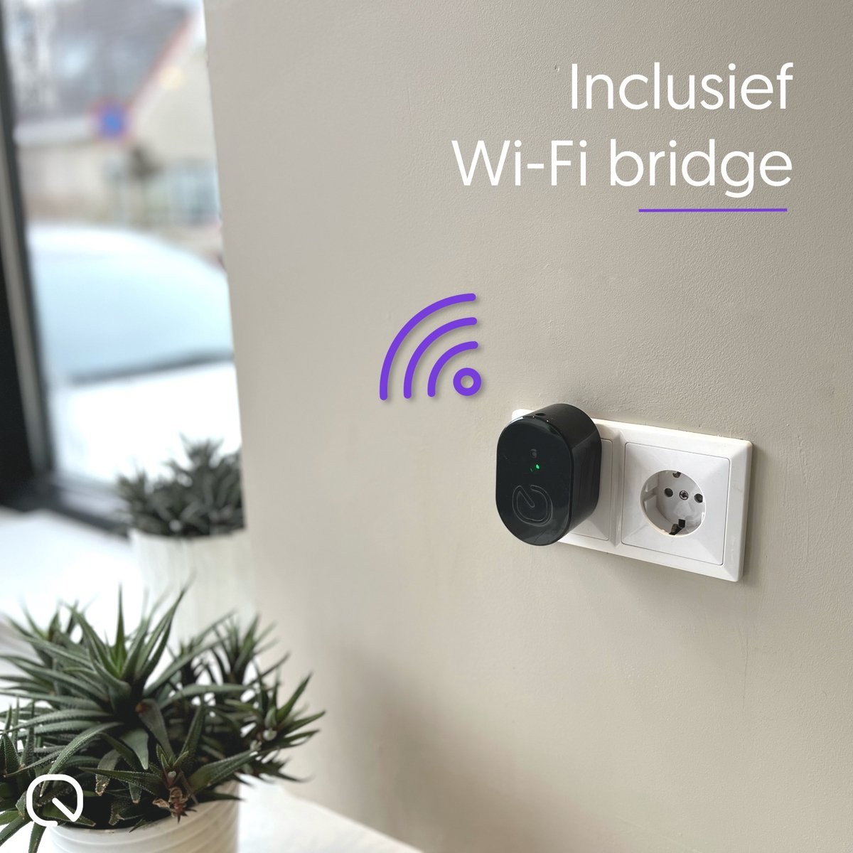 Eine Steckdose mit einem eingesteckten schwarzen Gerät. Ein Wi-Fi-Symbol und die Worte 'Wi-Fi-Brücke' sind zu sehen.
