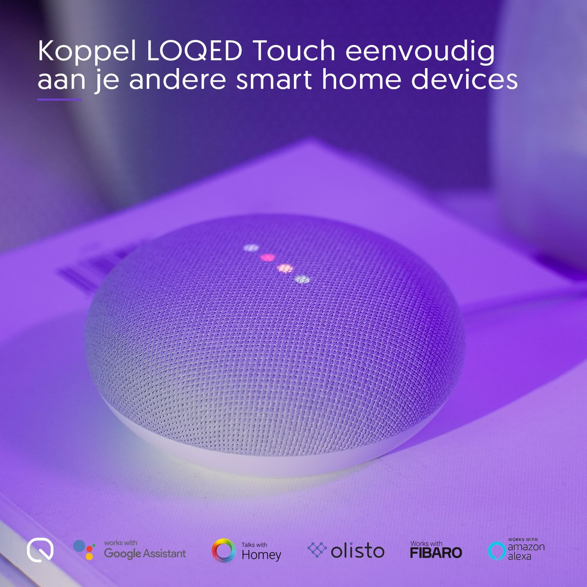 Ein weißes Smart-Home-Gerät mit bunten Lichtern, platziert auf einem Buch mit Markenlogos unten.