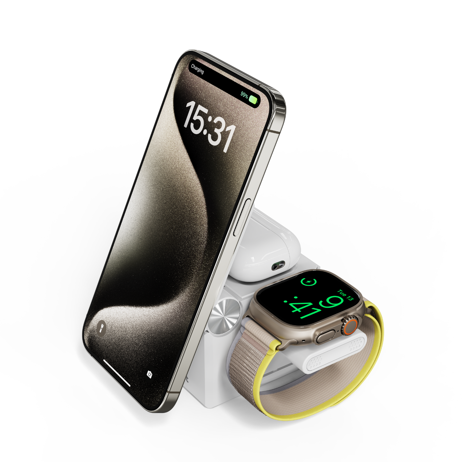 Ein silbernes iPhone, AirPods und eine Smartwatch mit gelbem Armband, auf einer weißen Ladestation platziert.