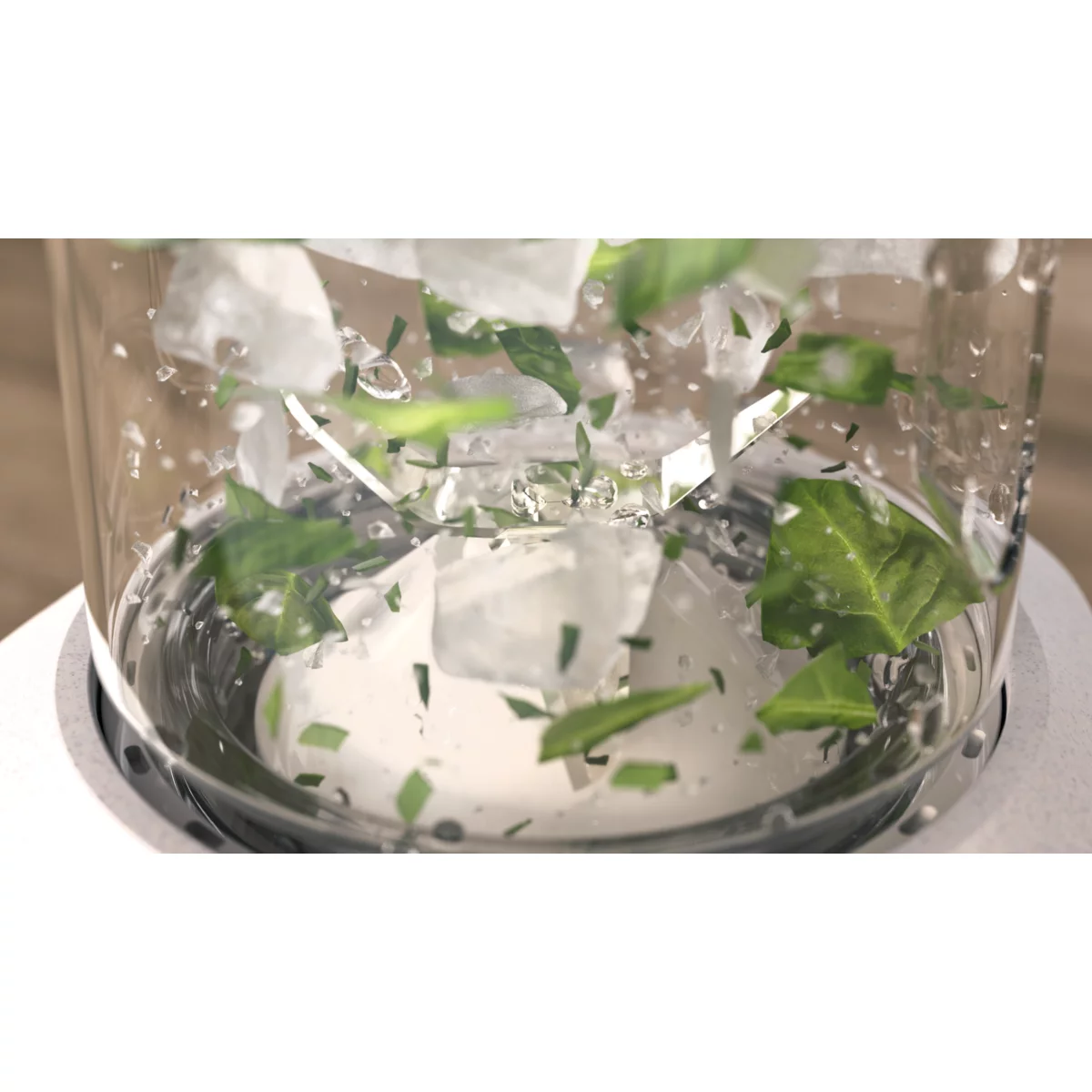 Mixer mit Eiswürfeln und grünen Kräutern, klares Glas, Wasser.