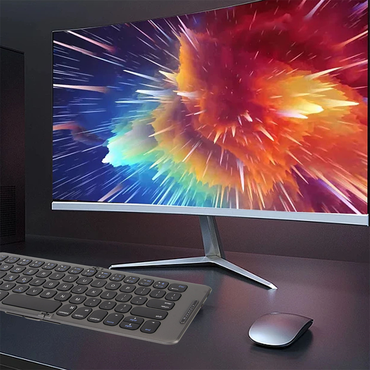 Eine Tastatur und eine Maus liegen auf einem Schreibtisch vor einem gekrümmten Monitor.