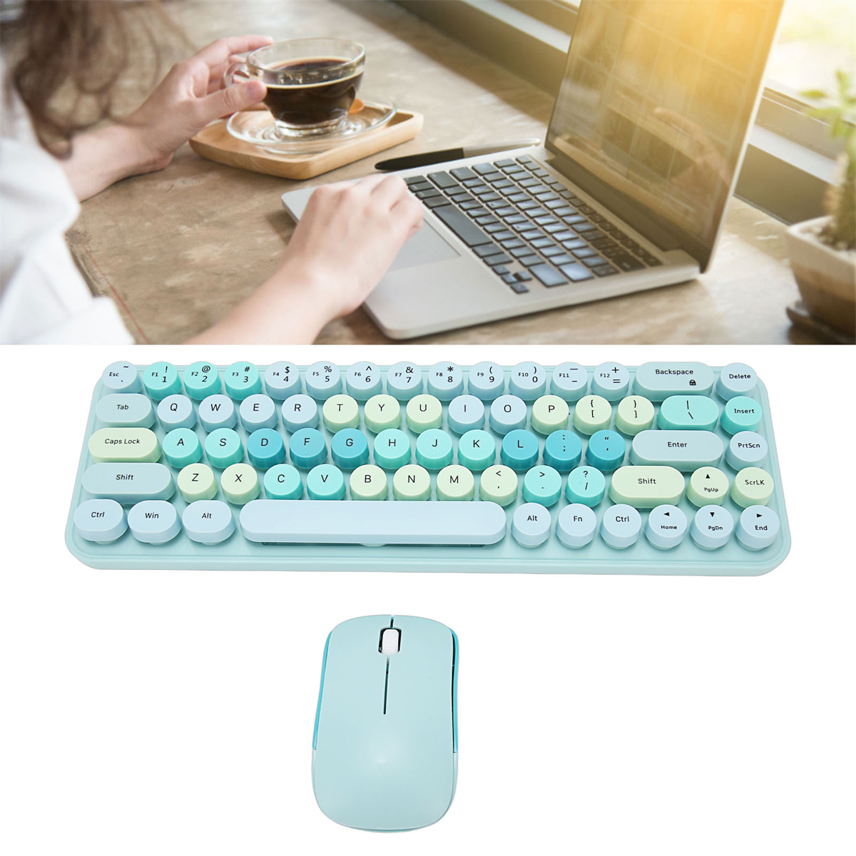 Eine Tastatur und eine Maus liegen vor einem Laptop. Eine Person arbeitet an dem Laptop.