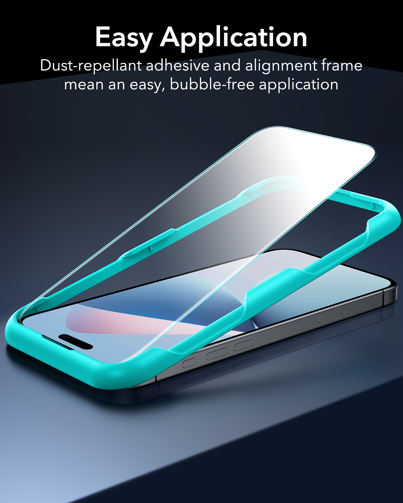 Uno smartphone con un proteggi schermo applicato, in una cornice protettiva color verde acqua.