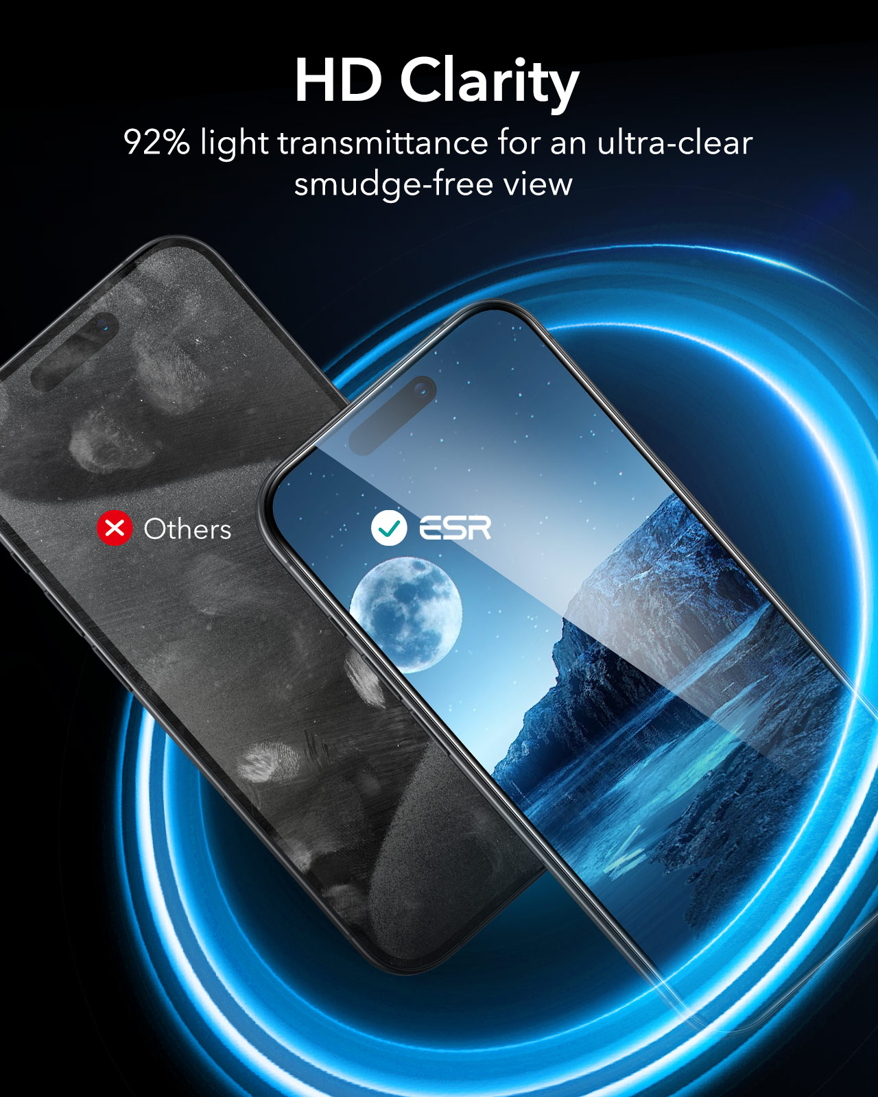 Confronto proteggi schermo per telefono. Uno mostra macchie, l'altro è trasparente con un'immagine della luna. Effetto luce blu.