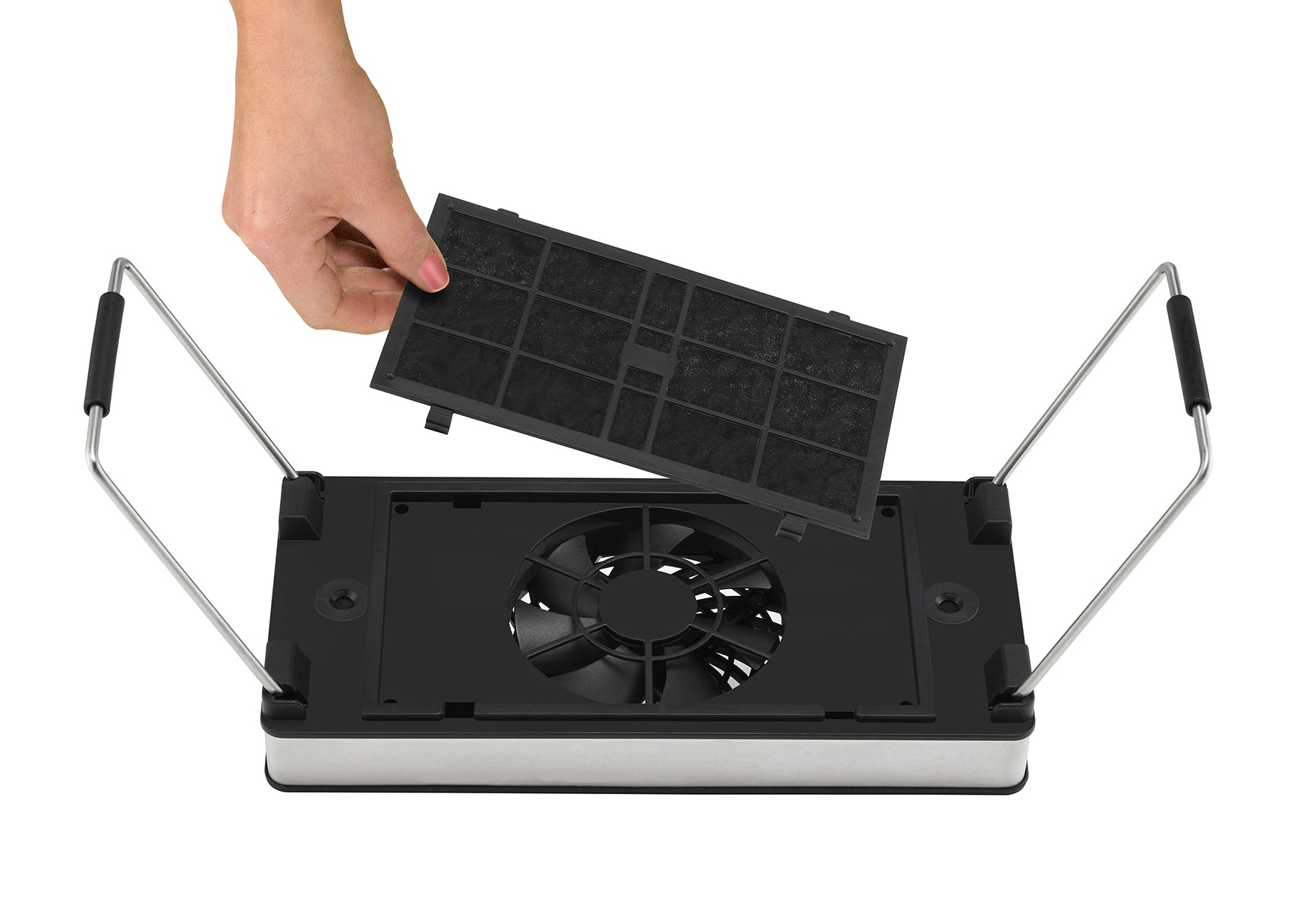 Ręka wyjmująca filtr z czarnego oczyszczacza powietrza na białym tle.