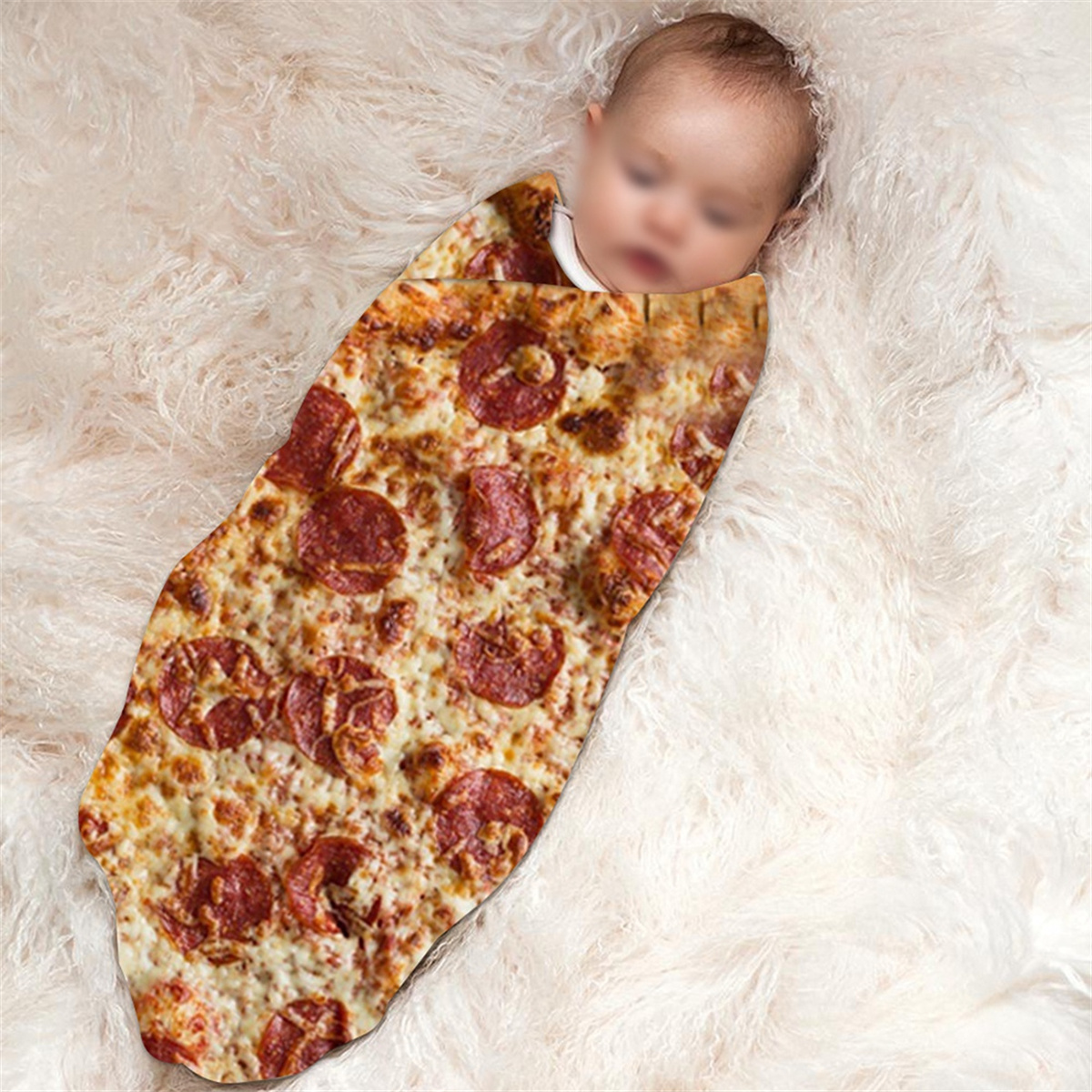 Baby in Pizzadecke gewickelt, mit Peperoni und Käse.