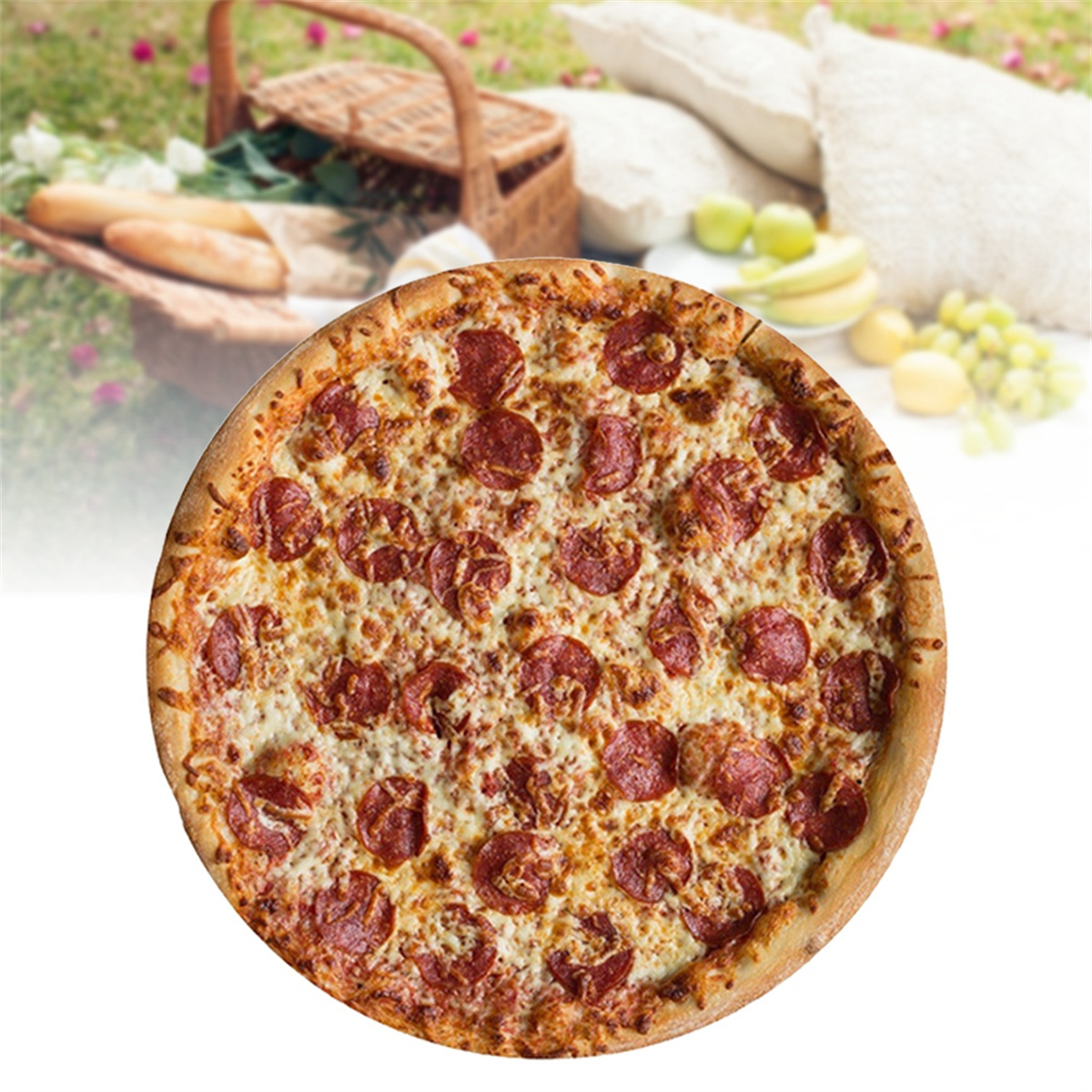 Eine runde Peperoni-Pizza auf weißem Hintergrund, mit verschwommenen Picknickartikeln im Hintergrund.