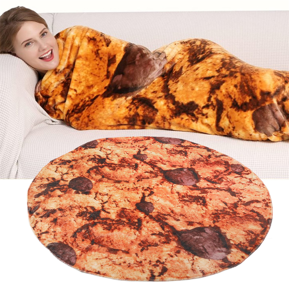 Eine Frau, eingehüllt in eine Keksdecke, lächelt, und ein großer, keksförmiger Teppich liegt vor ihr.