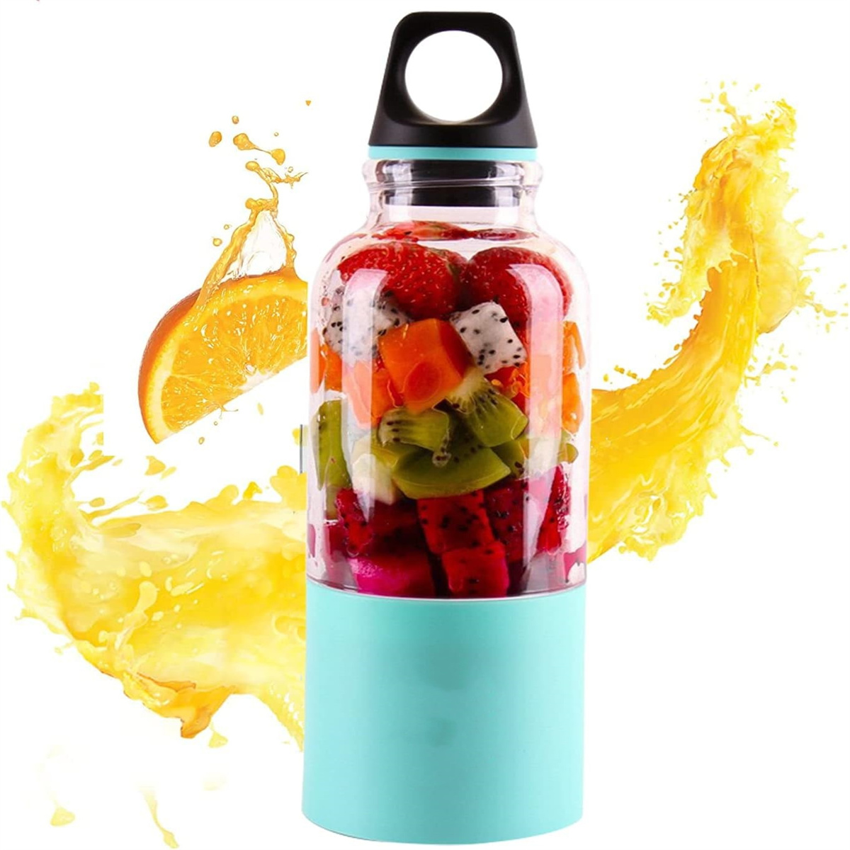 Blenderflasche gefüllt mit gemischten Früchten, umgeben von Saftspritzern. Blauer Boden und schwarzer Deckel.
