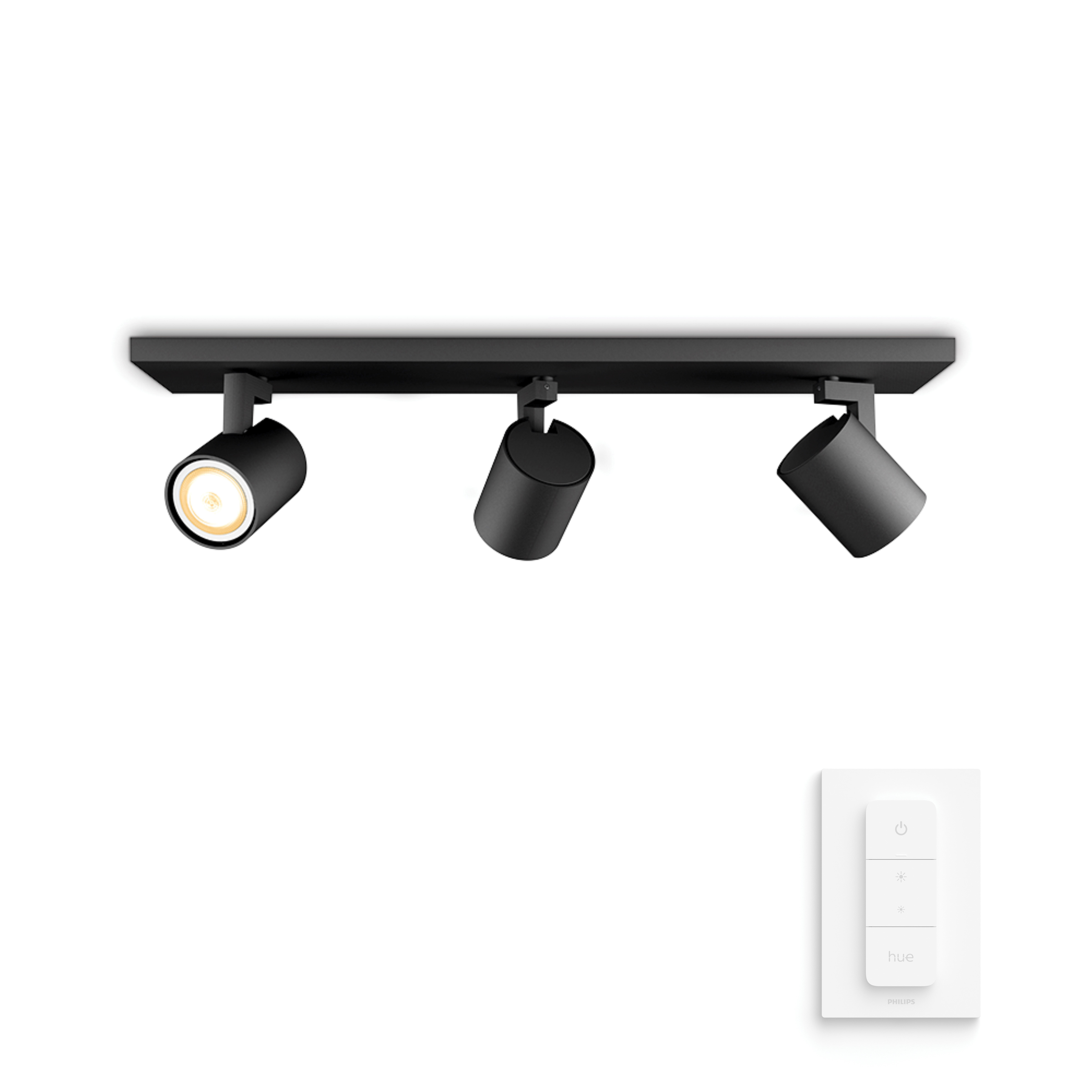 Luminaire de rail noir avec trois spots réglables et une télécommande blanche.