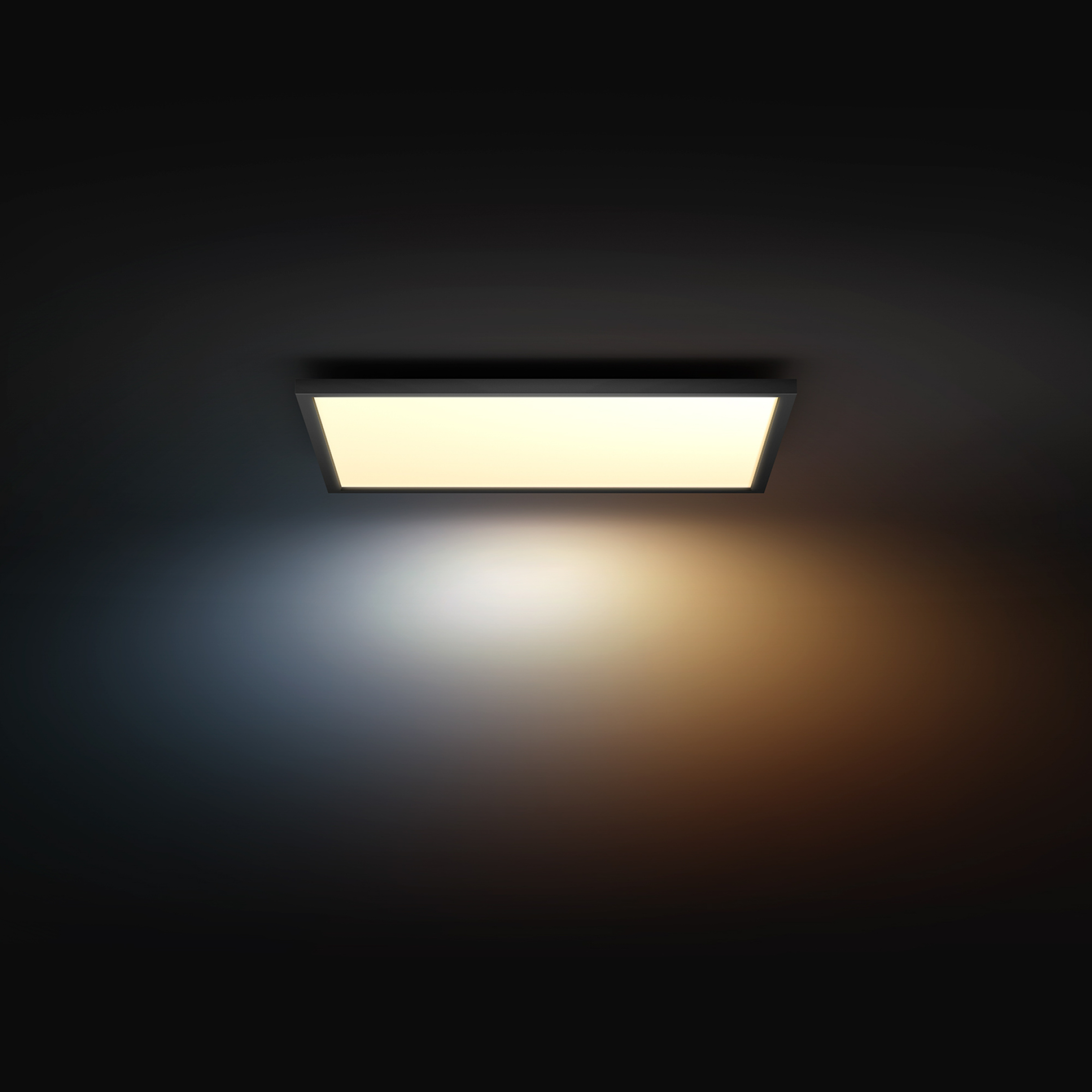 Una plafoniera rettangolare, che emette luce brillante. Lo sfondo è scuro.