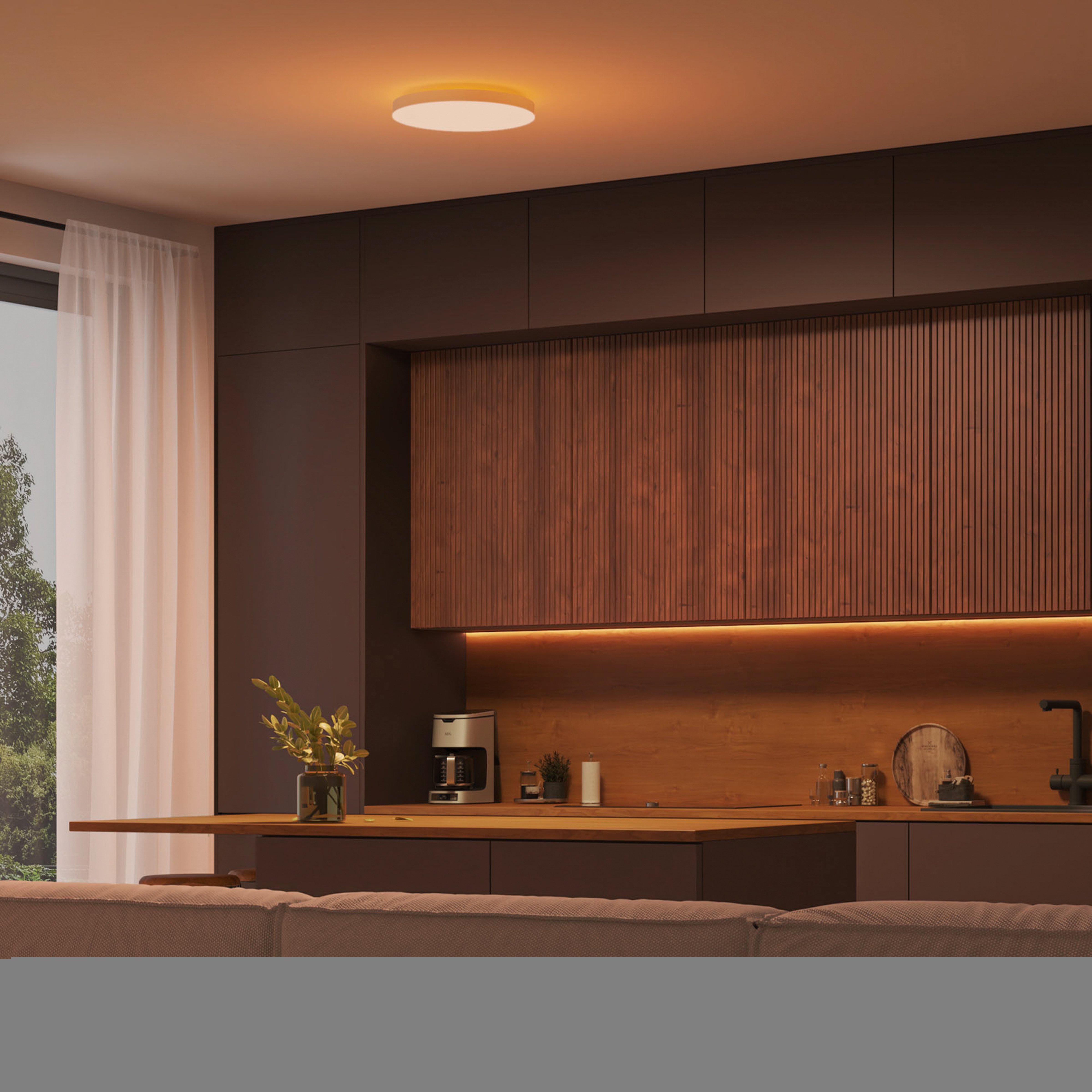 Nowoczesne wnętrze kuchni z oświetleniem sufitowym i drewnianymi meblami.