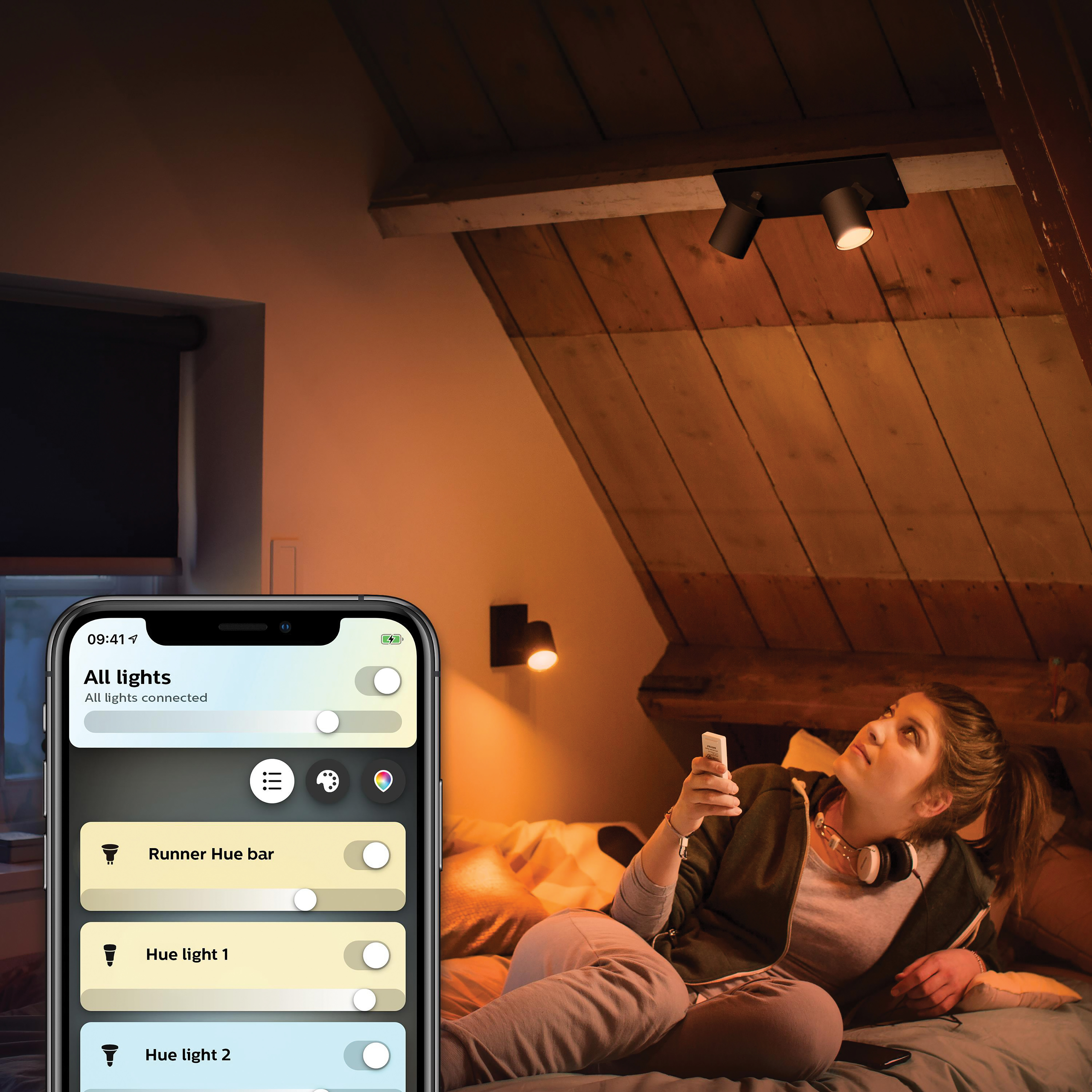 Vrouw die telefoon gebruikt om lichten in een kamer te bedienen.