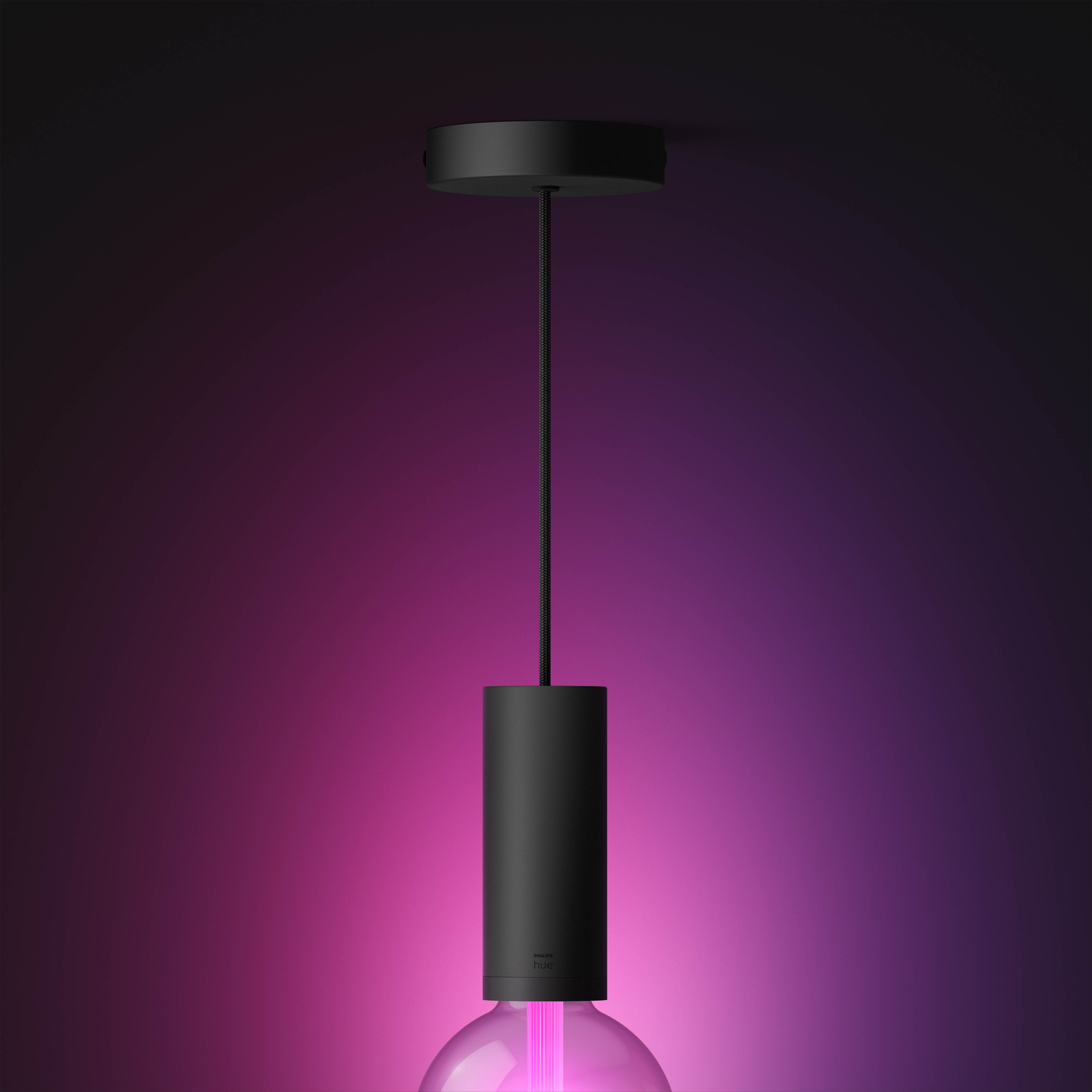 Lámpara colgante negra con cuerpo cilíndrico y fondo degradado rosa y morado.