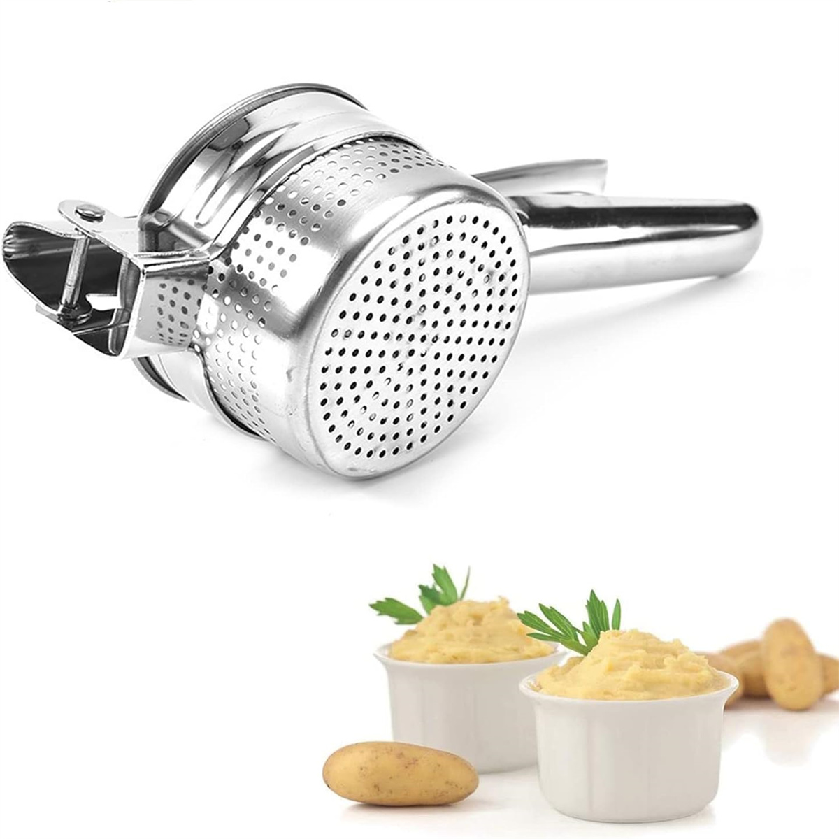 Ein Kartoffelstampfer aus Edelstahl und zwei Schalen mit Kartoffelpüree. Kartoffeln liegen neben den Schalen.