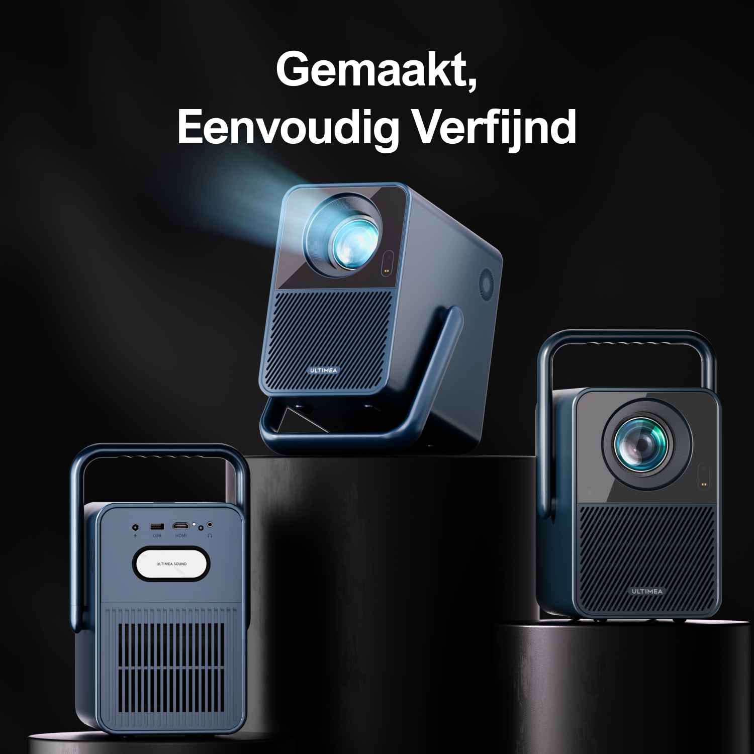 Projectors op een rij, met tekst erboven. De projectors zijn blauw en zwart, met scherm en handvat.