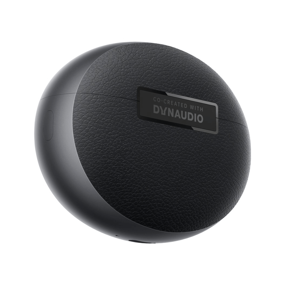 Czarne, zaokrąglone etui ładujące do słuchawek. Etui ma teksturowaną powierzchnię.