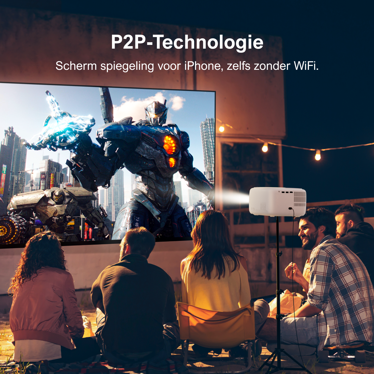 Des personnes regardent une projection d'un jeu vidéo sur un écran. Le projecteur est sur un trépied.