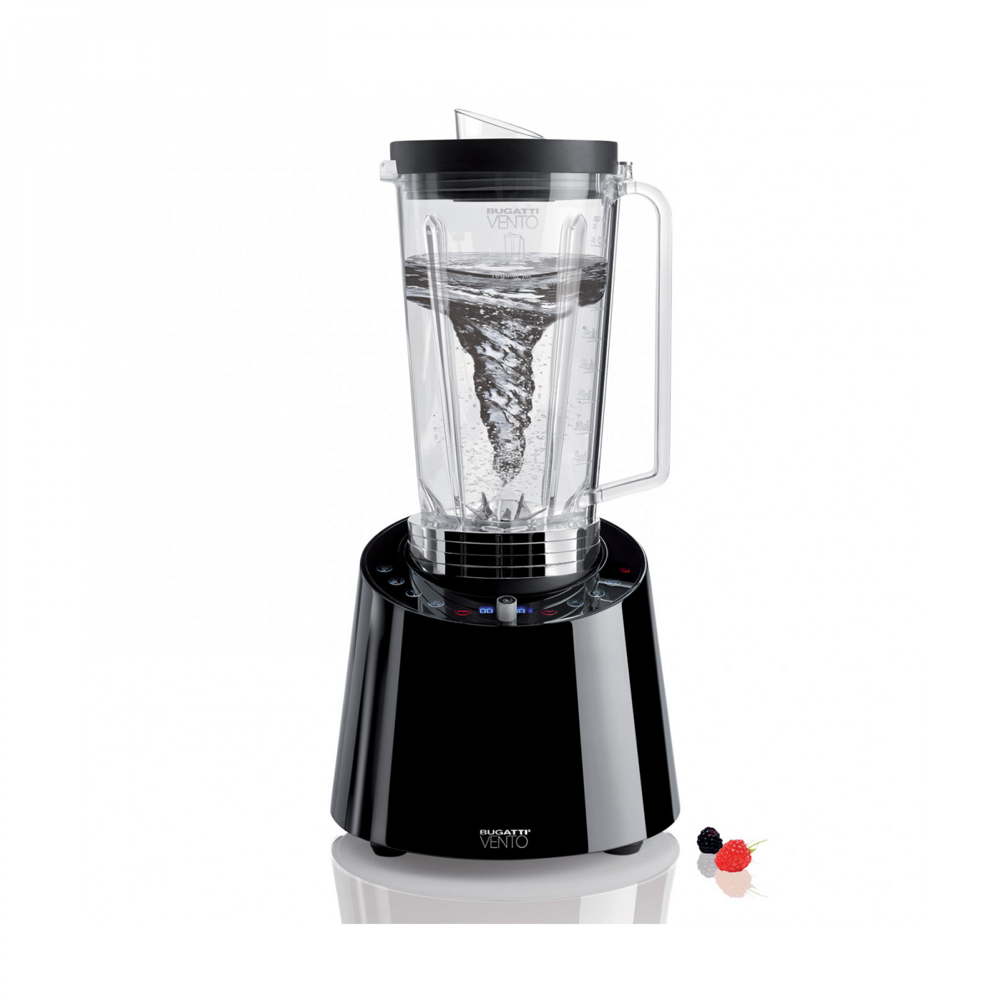 Un frullatore Bugatti Vento nero con una caraffa trasparente riempita di un vortice. Base nera e bacche rosse.